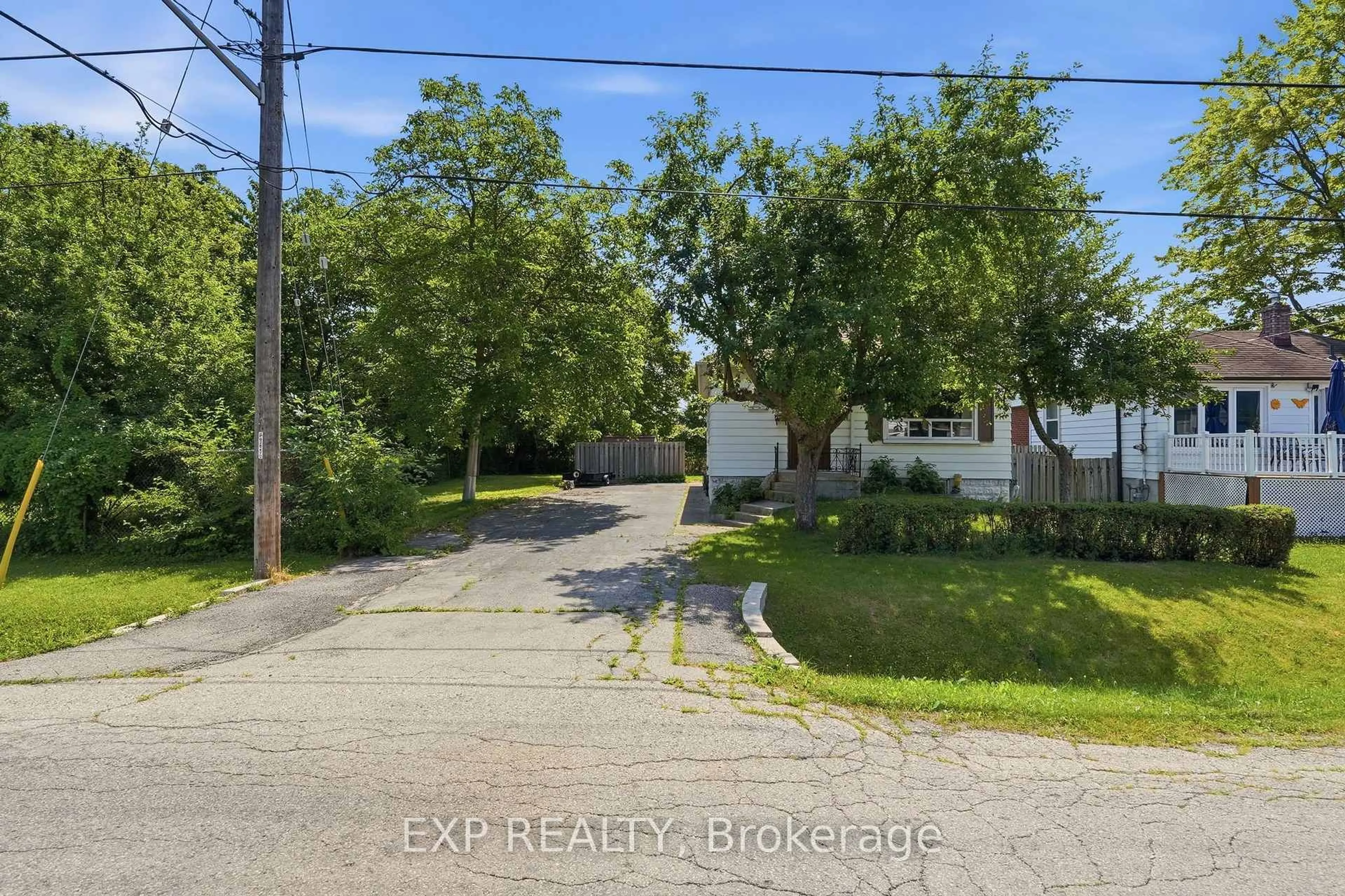 A pic from outside/outdoor area/front of a property/back of a property/a pic from drone, street for 188 Troy St, Mississauga Ontario L5G 1S7
