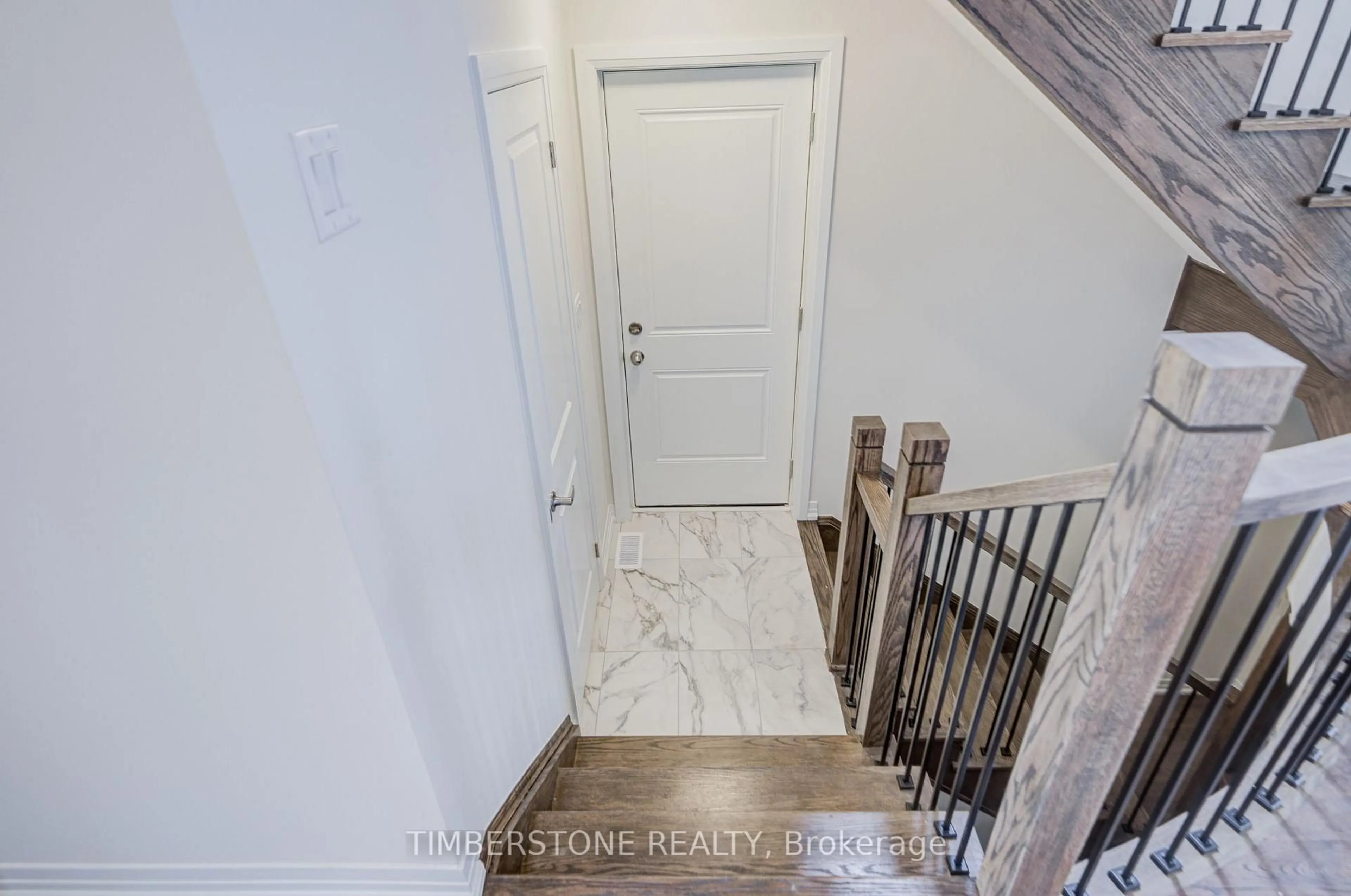 Indoor entryway for 23 Aveena Rd, Brampton Ontario L6P 4R8