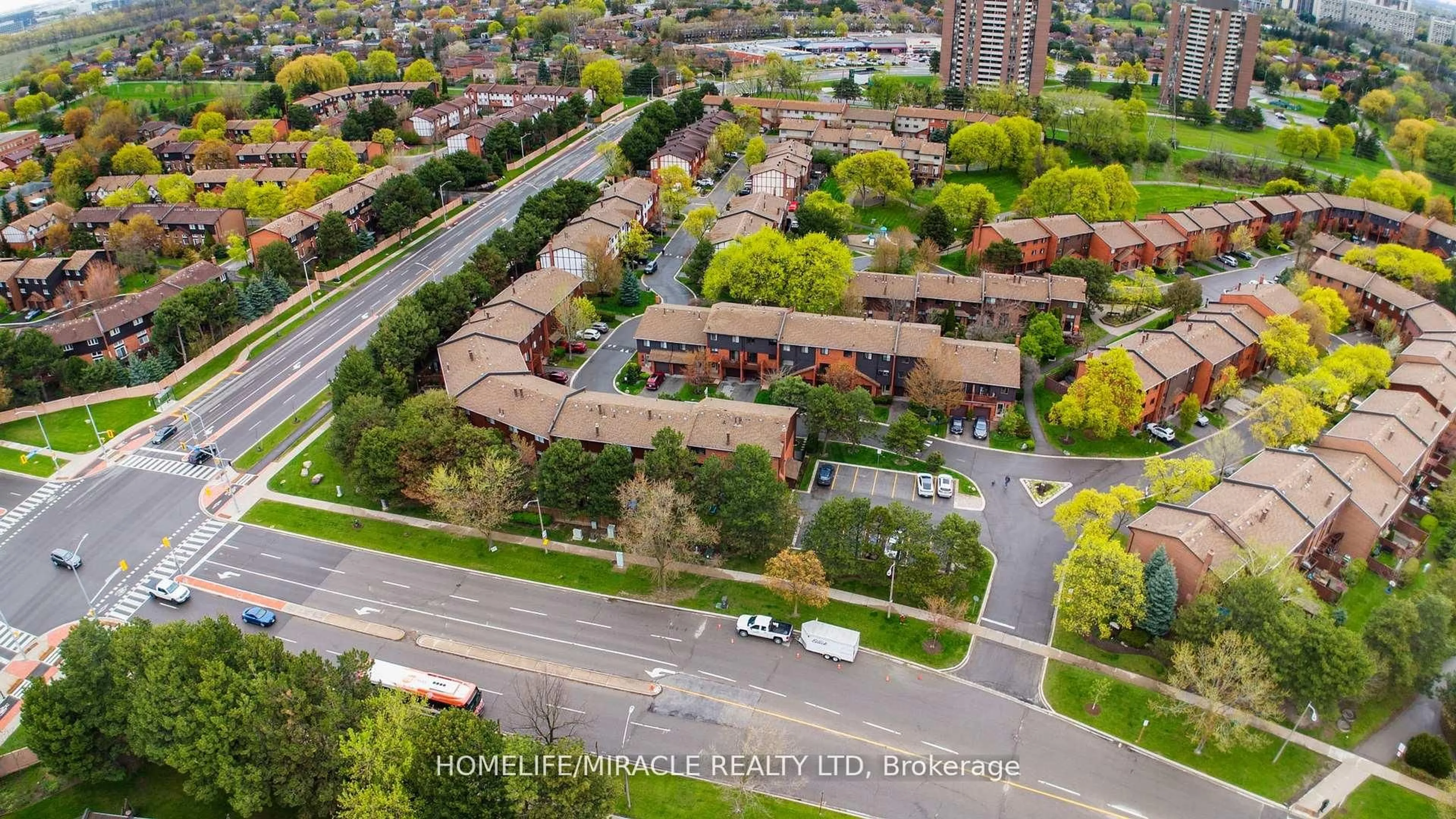 A pic from outside/outdoor area/front of a property/back of a property/a pic from drone, street for 4165 Fieldgate Dr #32, Mississauga Ontario L4W 2M9