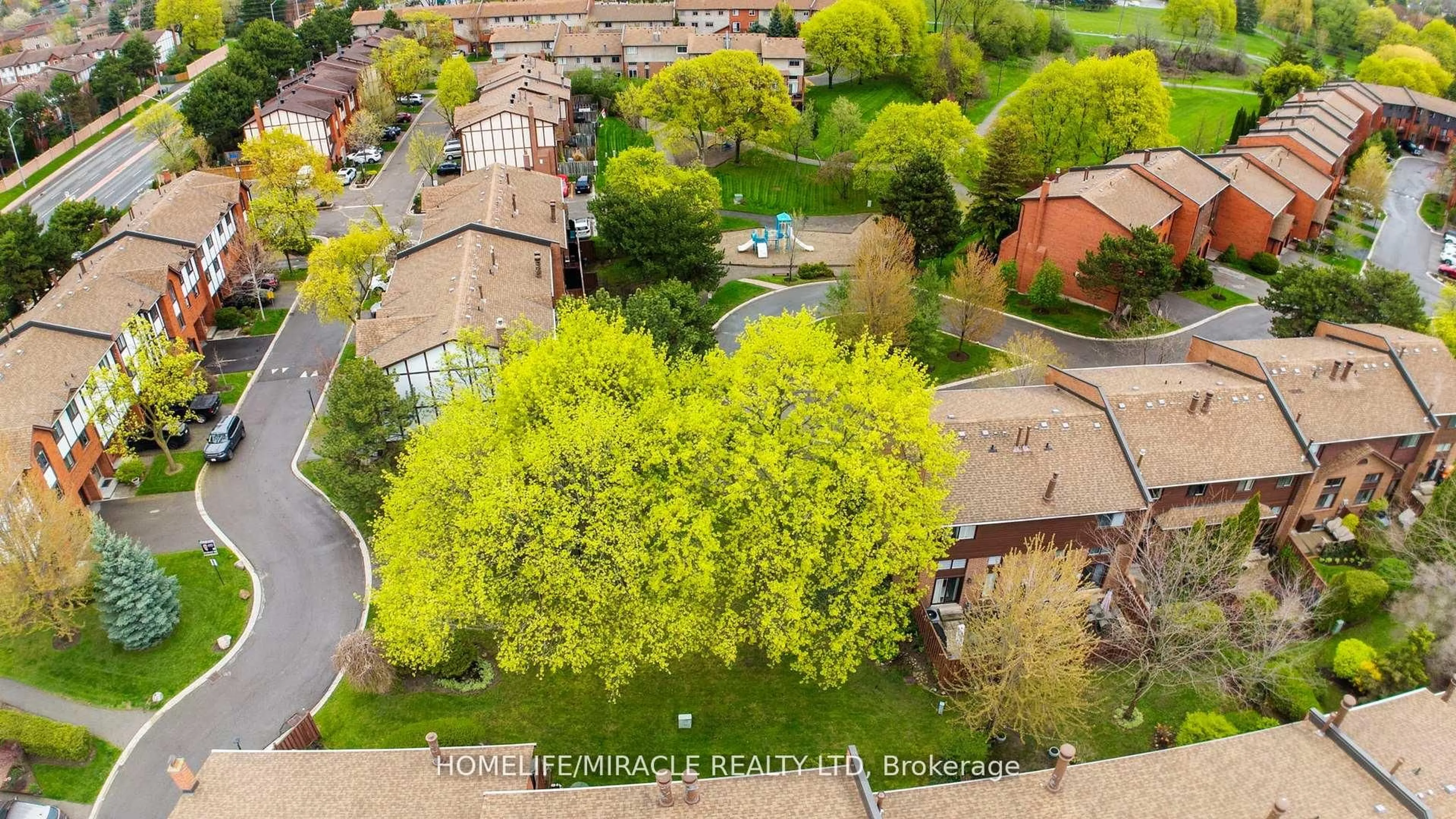 A pic from outside/outdoor area/front of a property/back of a property/a pic from drone, street for 4165 Fieldgate Dr #32, Mississauga Ontario L4W 2M9