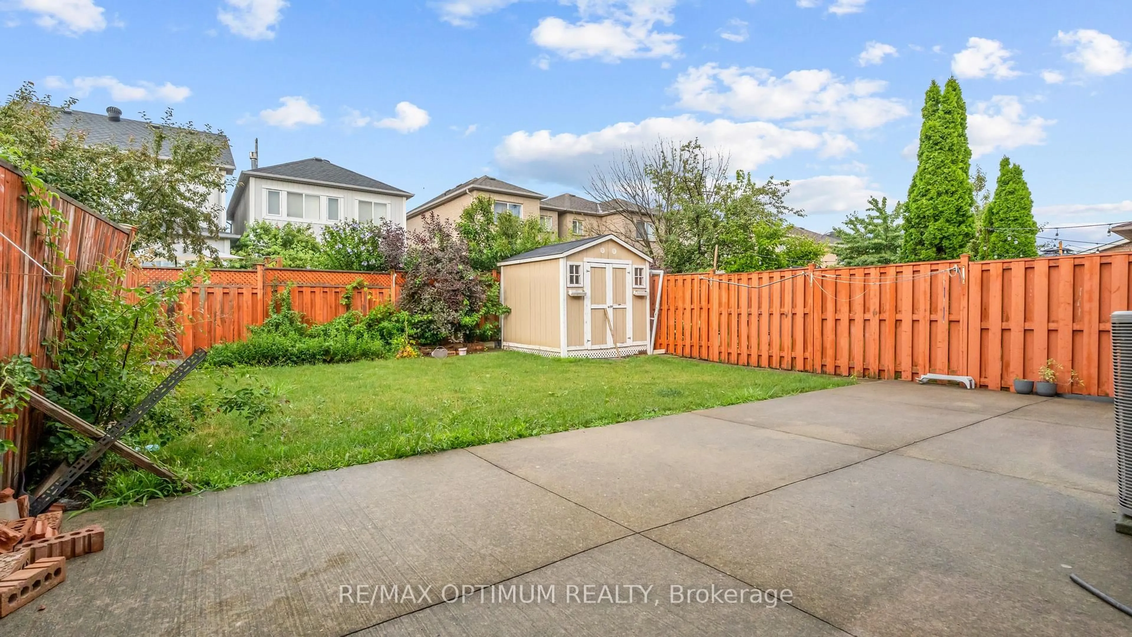 A pic from outside/outdoor area/front of a property/back of a property/a pic from drone, street for 7181 Tabbyman Walk, Mississauga Ontario L5W 1K4