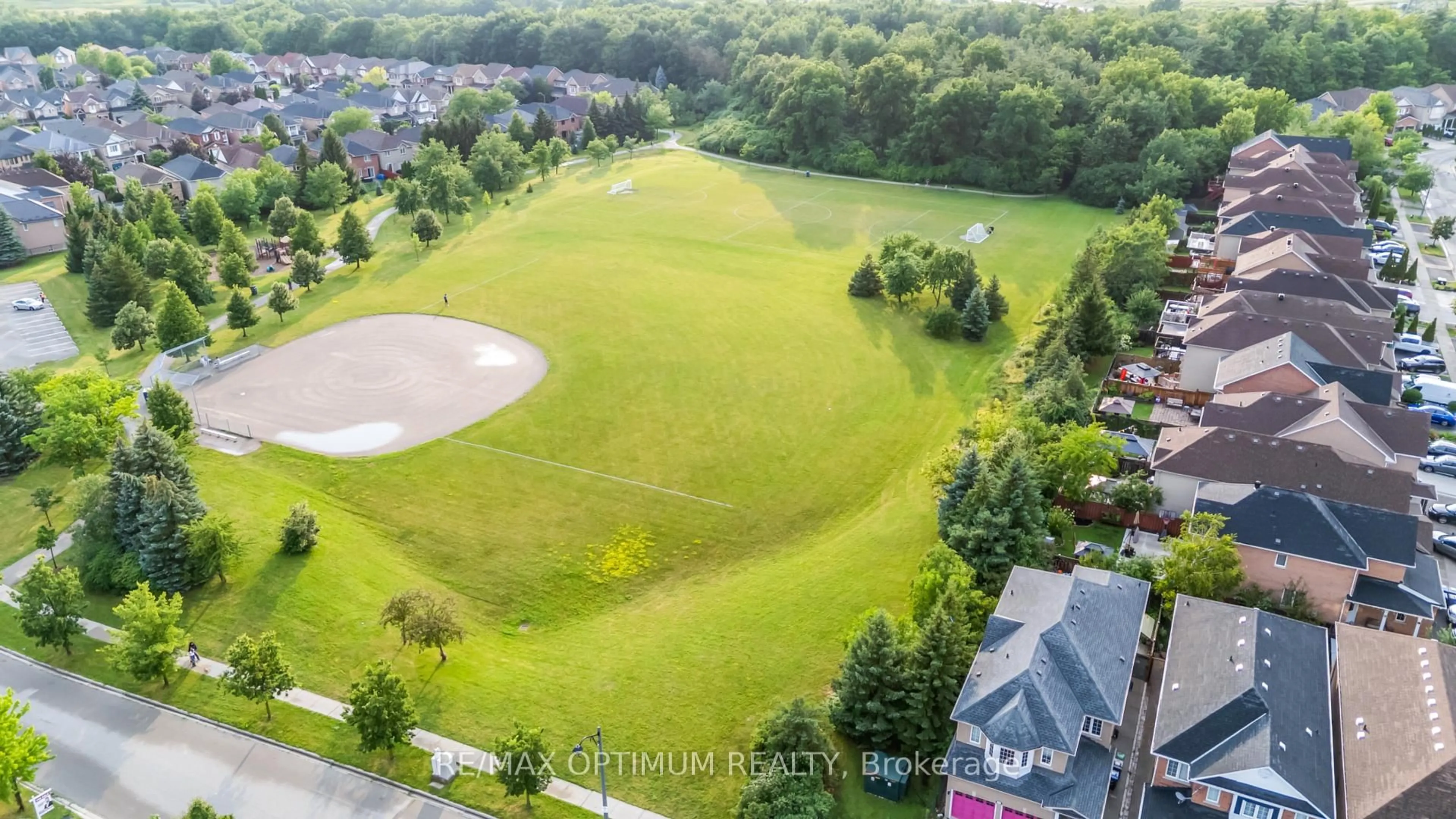 A pic from outside/outdoor area/front of a property/back of a property/a pic from drone, unknown for 7181 Tabbyman Walk, Mississauga Ontario L5W 1K4