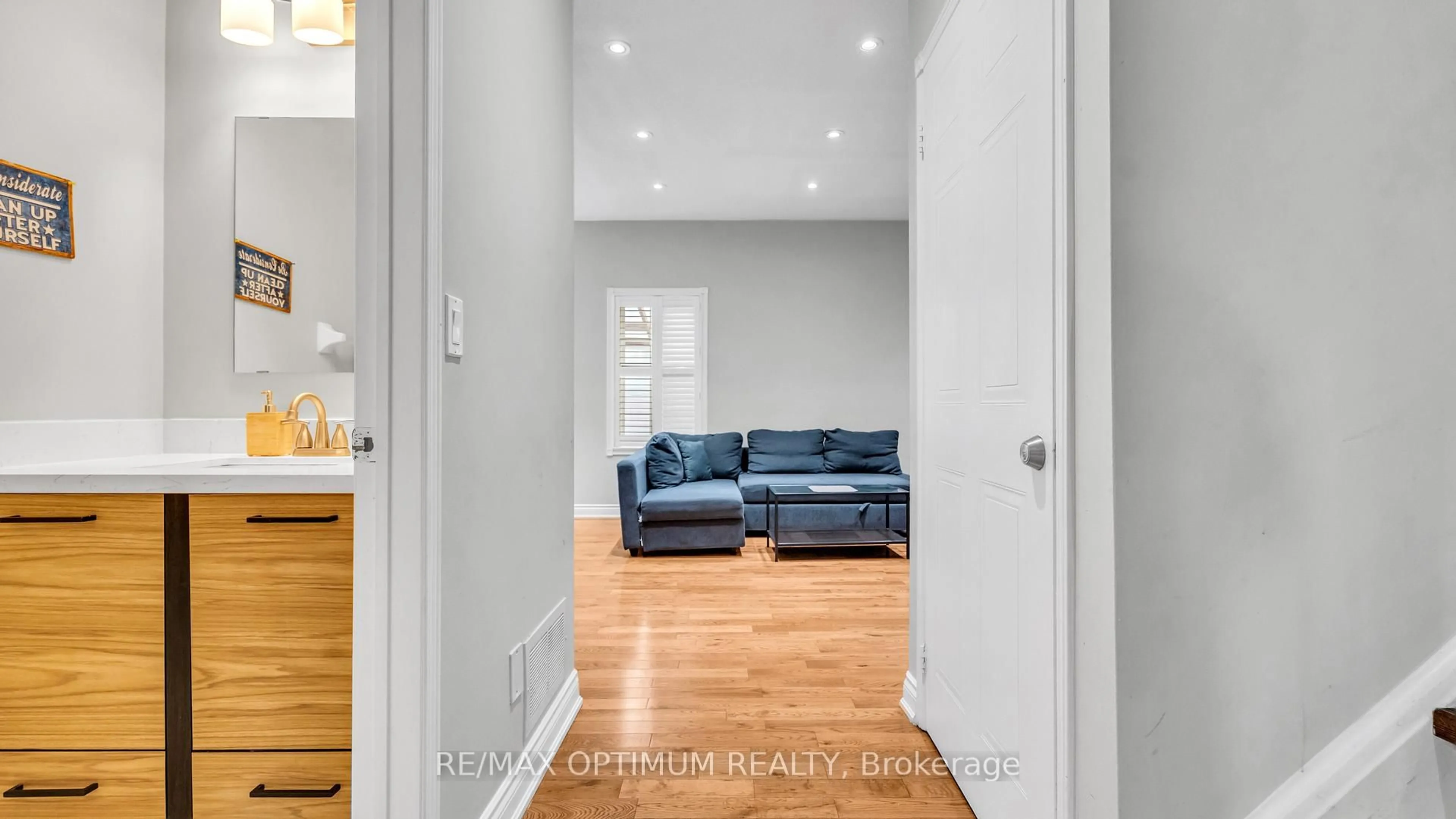 Indoor entryway for 7181 Tabbyman Walk, Mississauga Ontario L5W 1K4