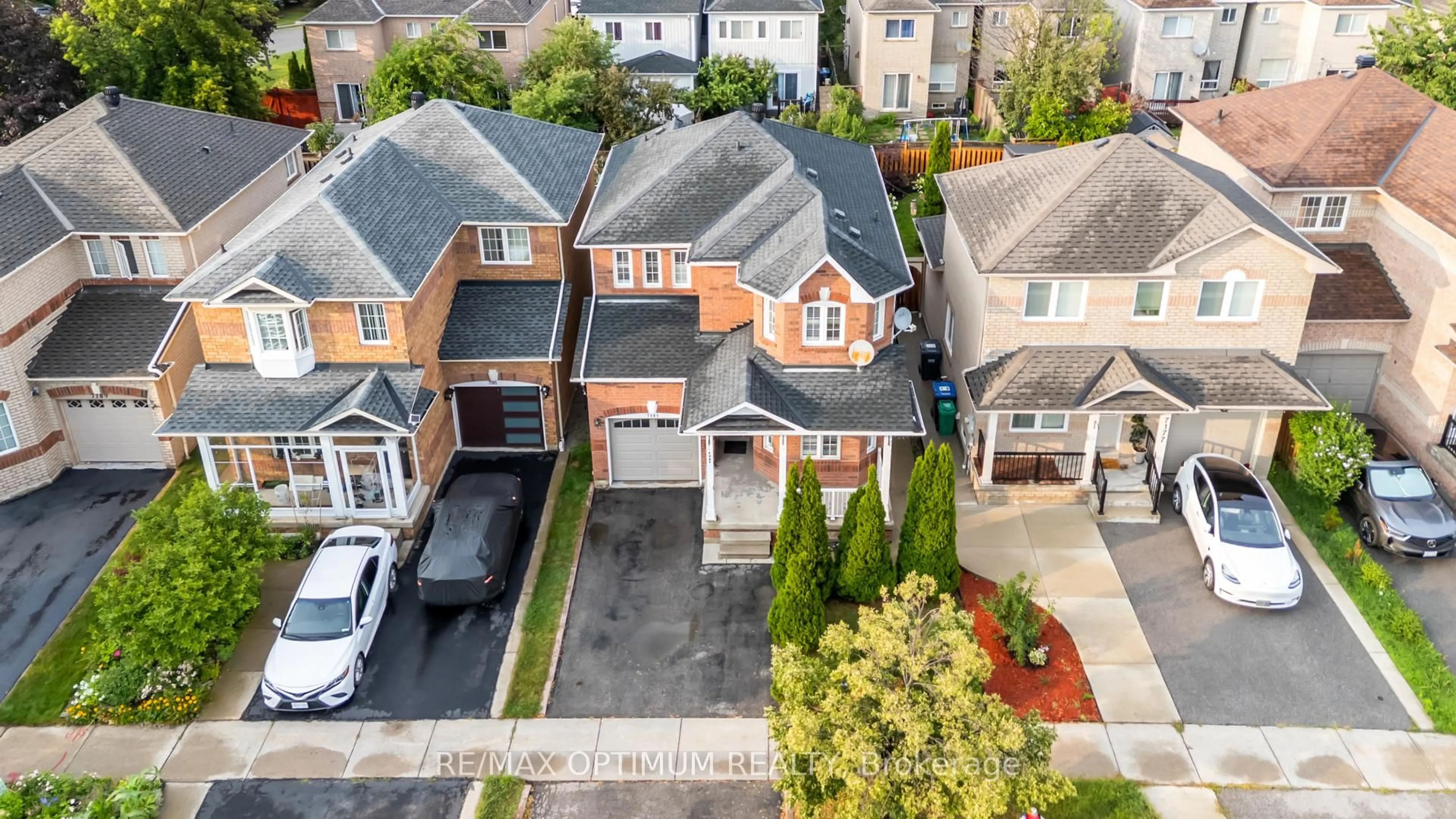 A pic from outside/outdoor area/front of a property/back of a property/a pic from drone, street for 7181 Tabbyman Walk, Mississauga Ontario L5W 1K4