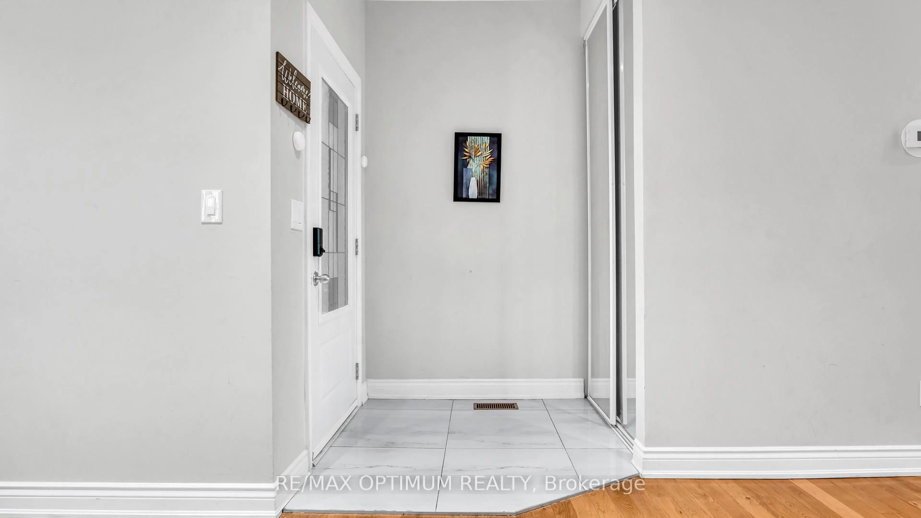 Indoor foyer for 7181 Tabbyman Walk, Mississauga Ontario L5W 1K4