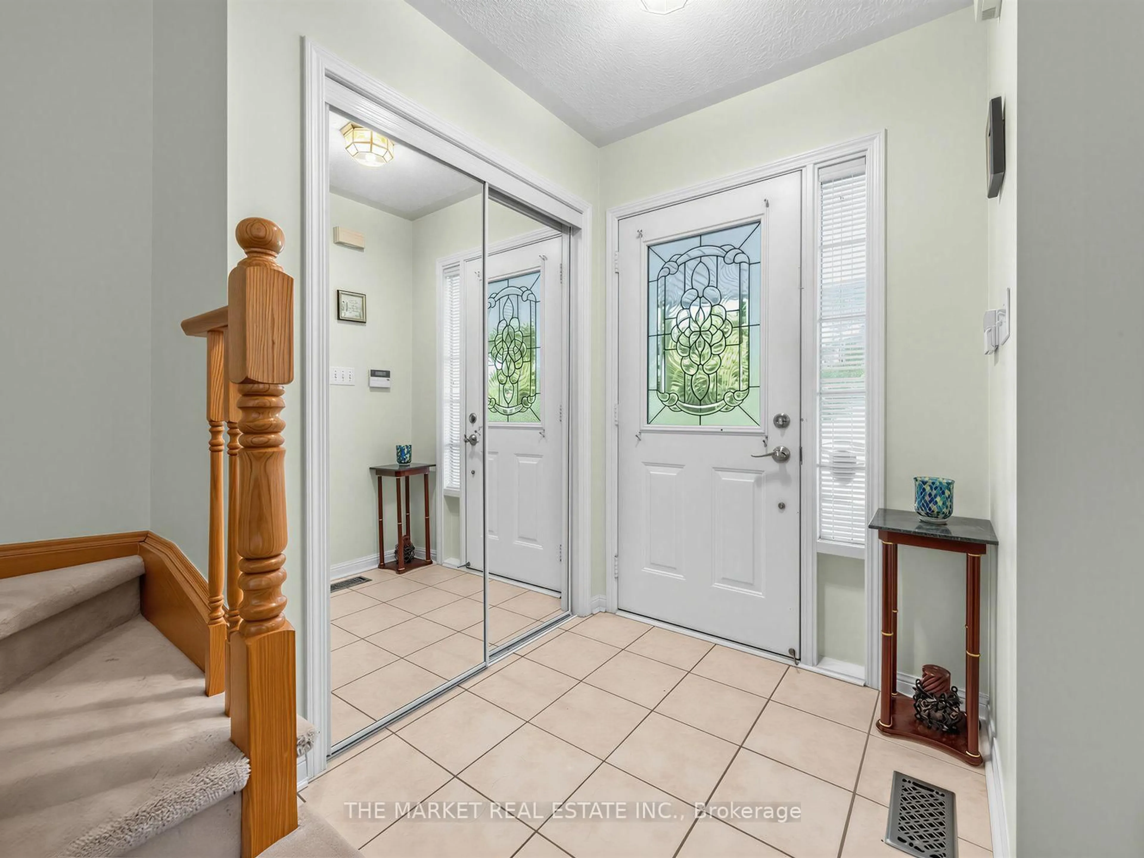 Indoor entryway for 2278 Dunforest Cres, Oakville Ontario L6M 4X3