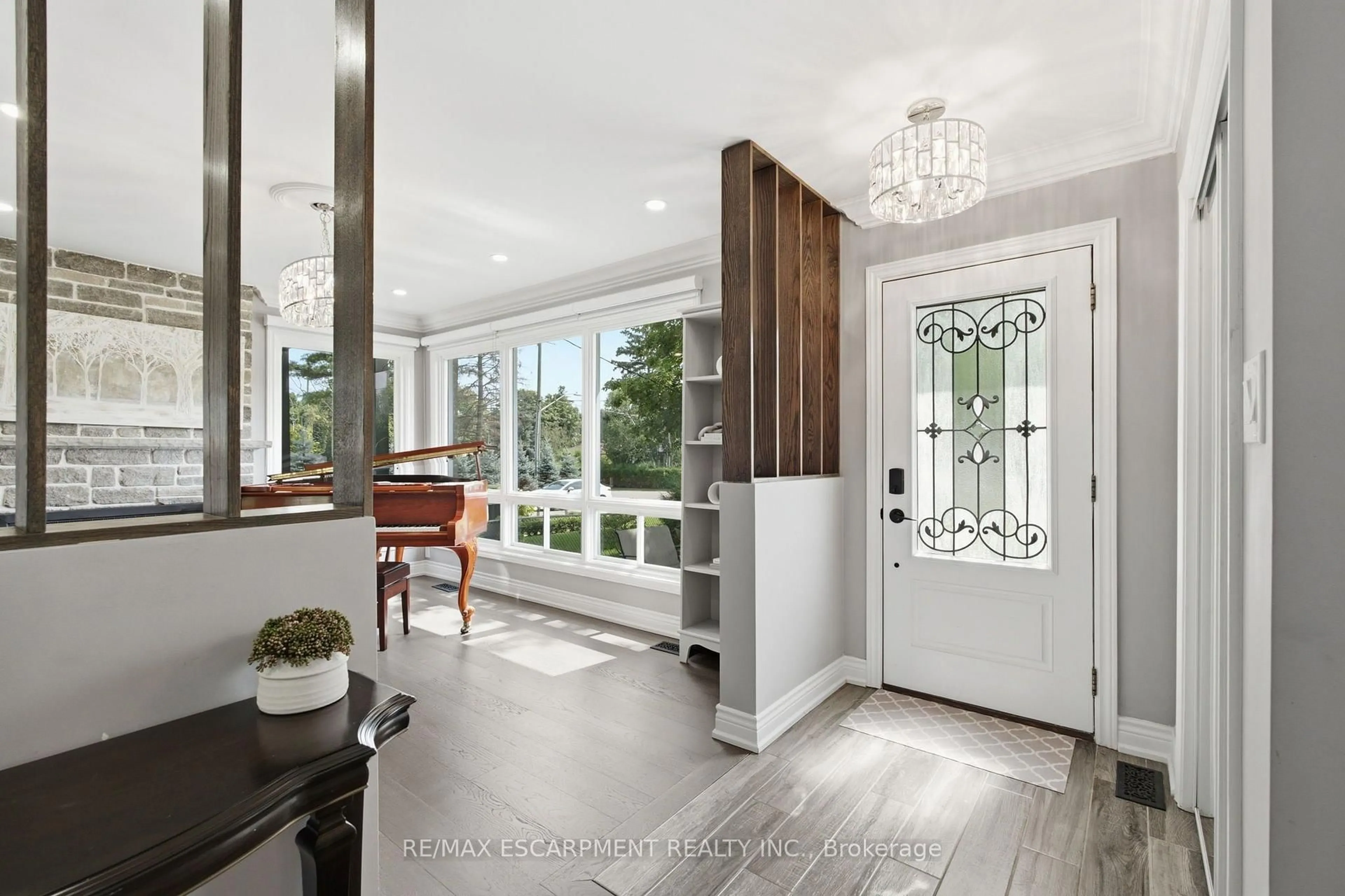 Indoor entryway for 513 Maplehurst Ave, Oakville Ontario L6L 4Y8