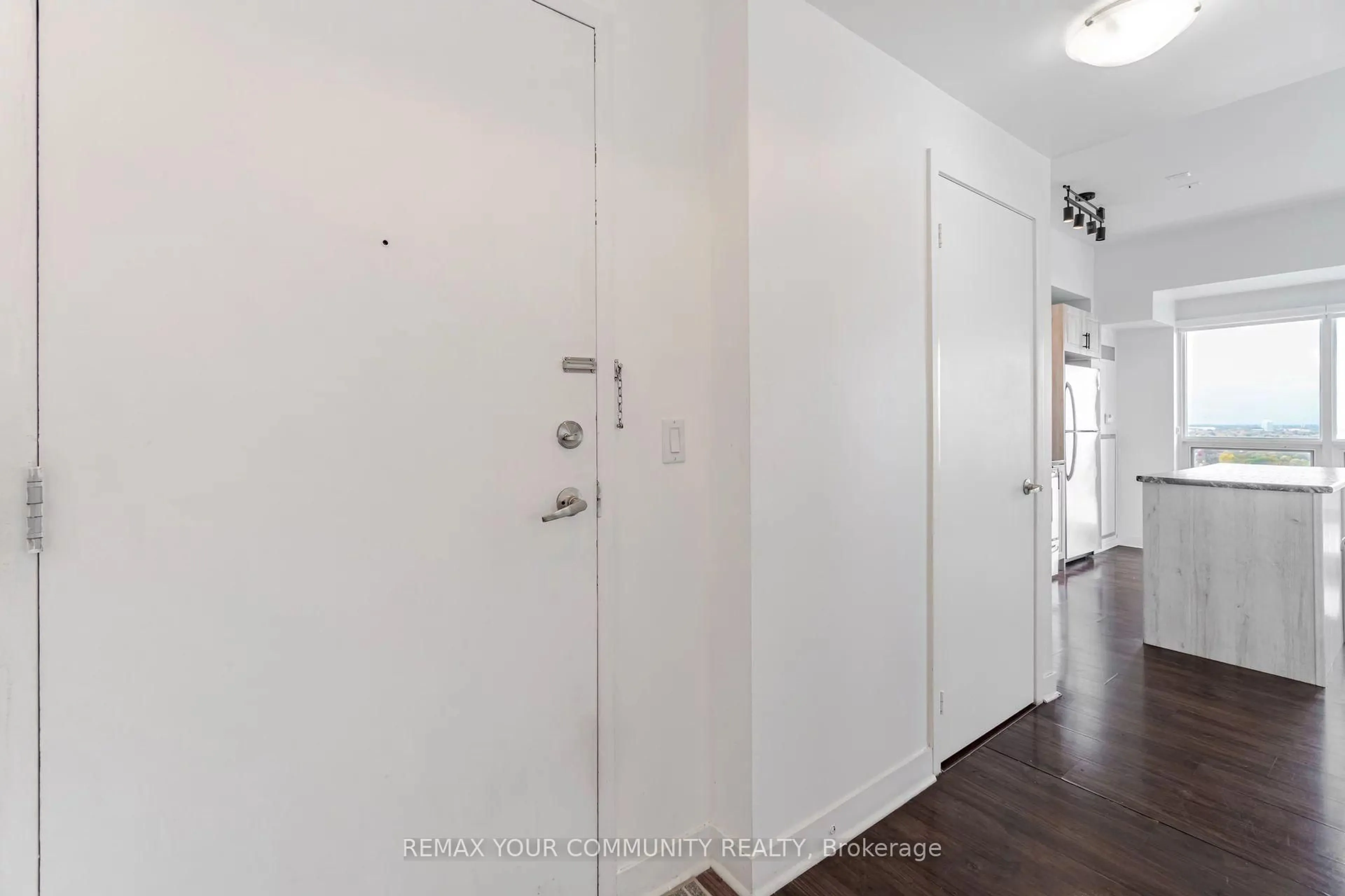Indoor entryway for 155 Legion Rd #Ph-2913, Toronto Ontario M8Y 0A7