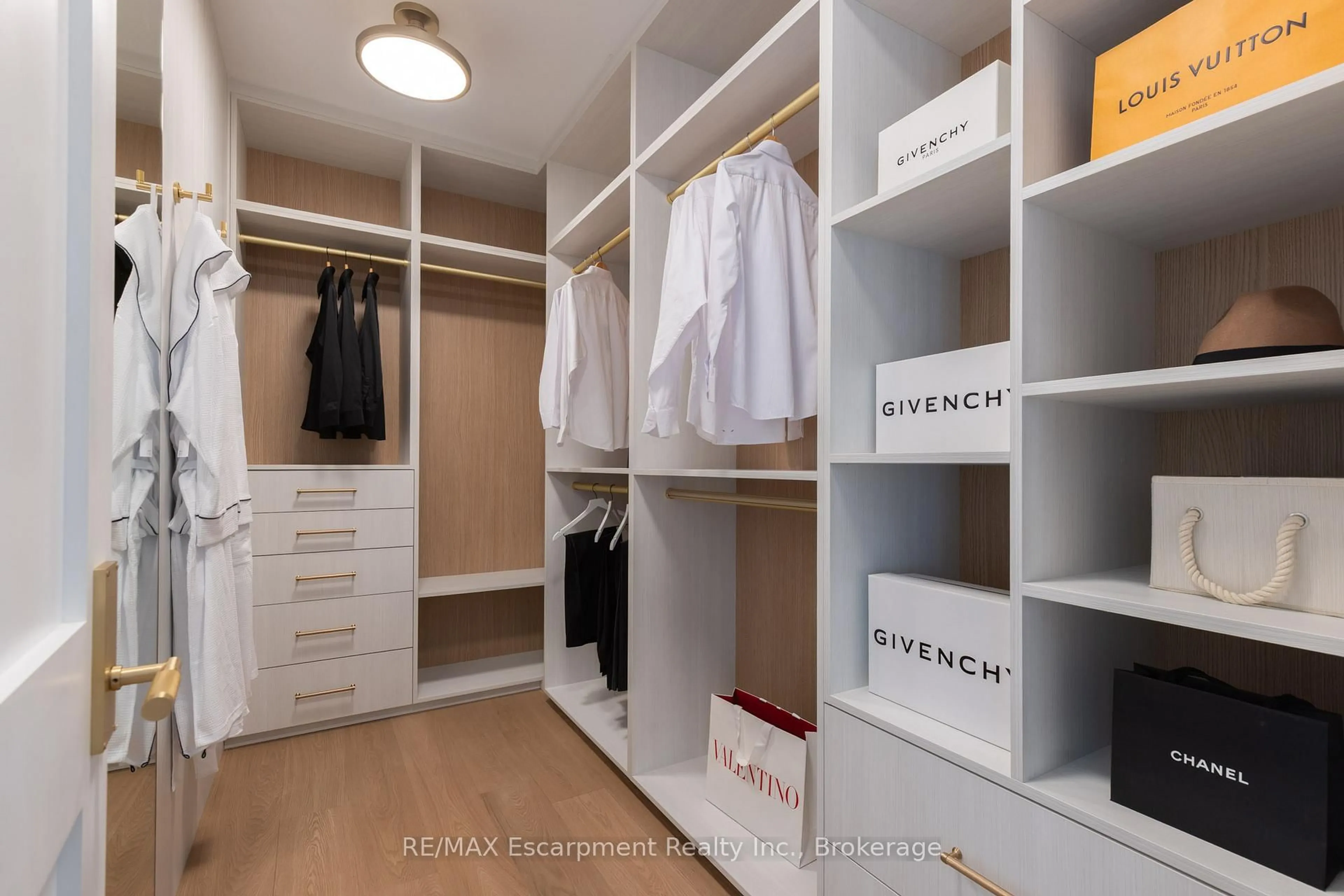 Storage room or clothes room or walk-in closet for 21 Second St, Oakville Ontario L6J 3T1