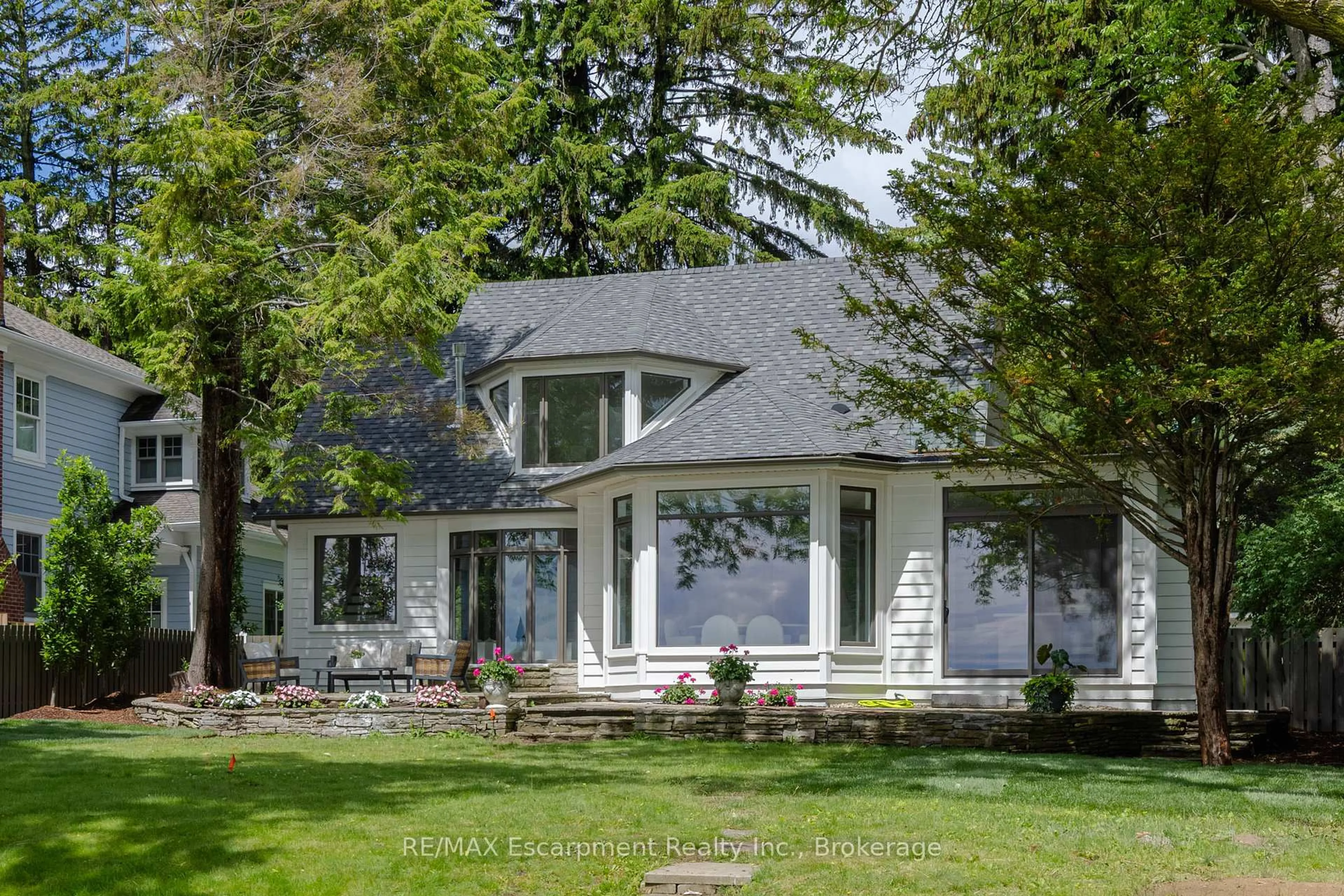 Home with vinyl exterior material, street for 21 Second St, Oakville Ontario L6J 3T1