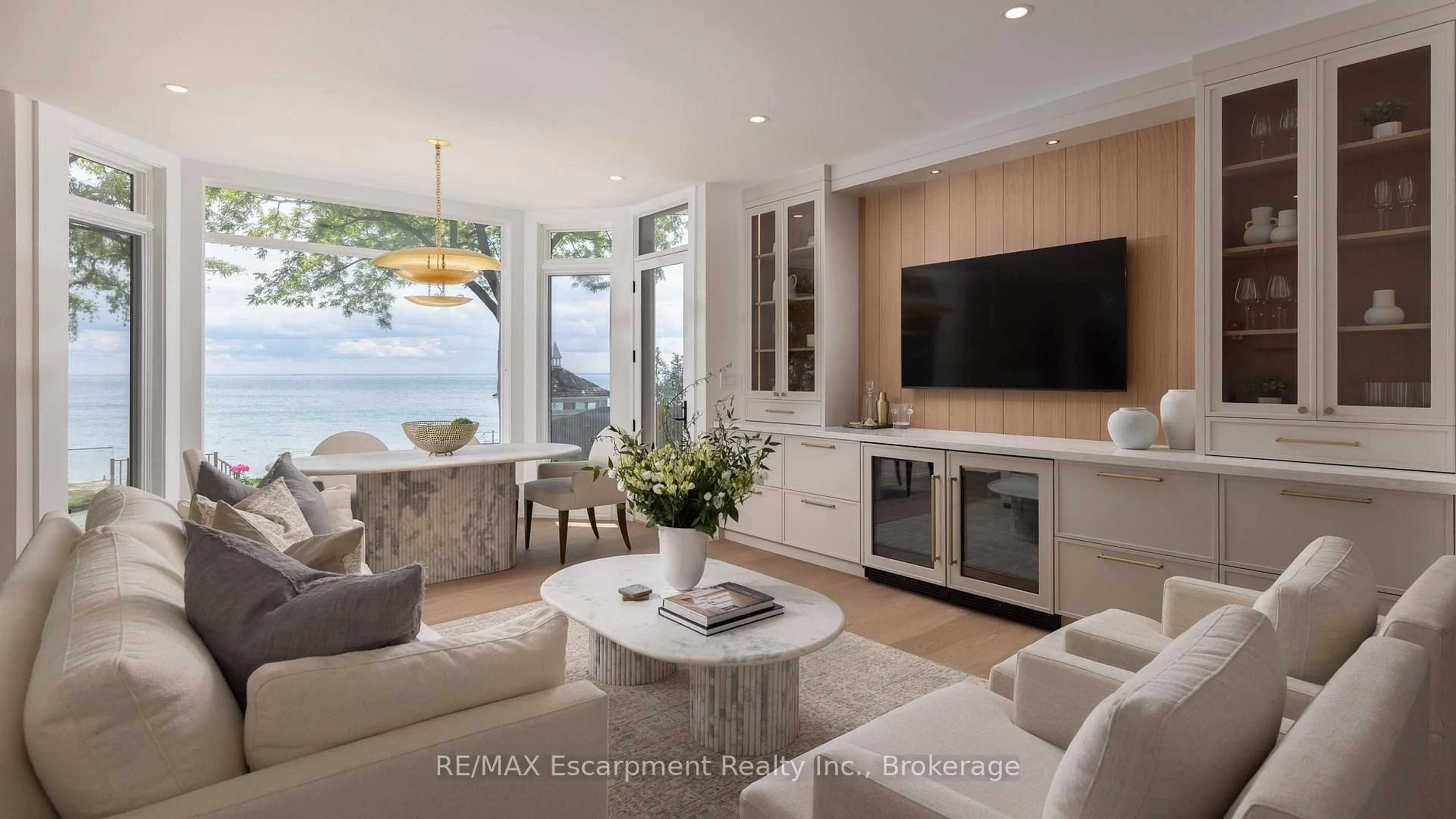 Living room with furniture, ceramic/tile floor for 21 Second St, Oakville Ontario L6J 3T1