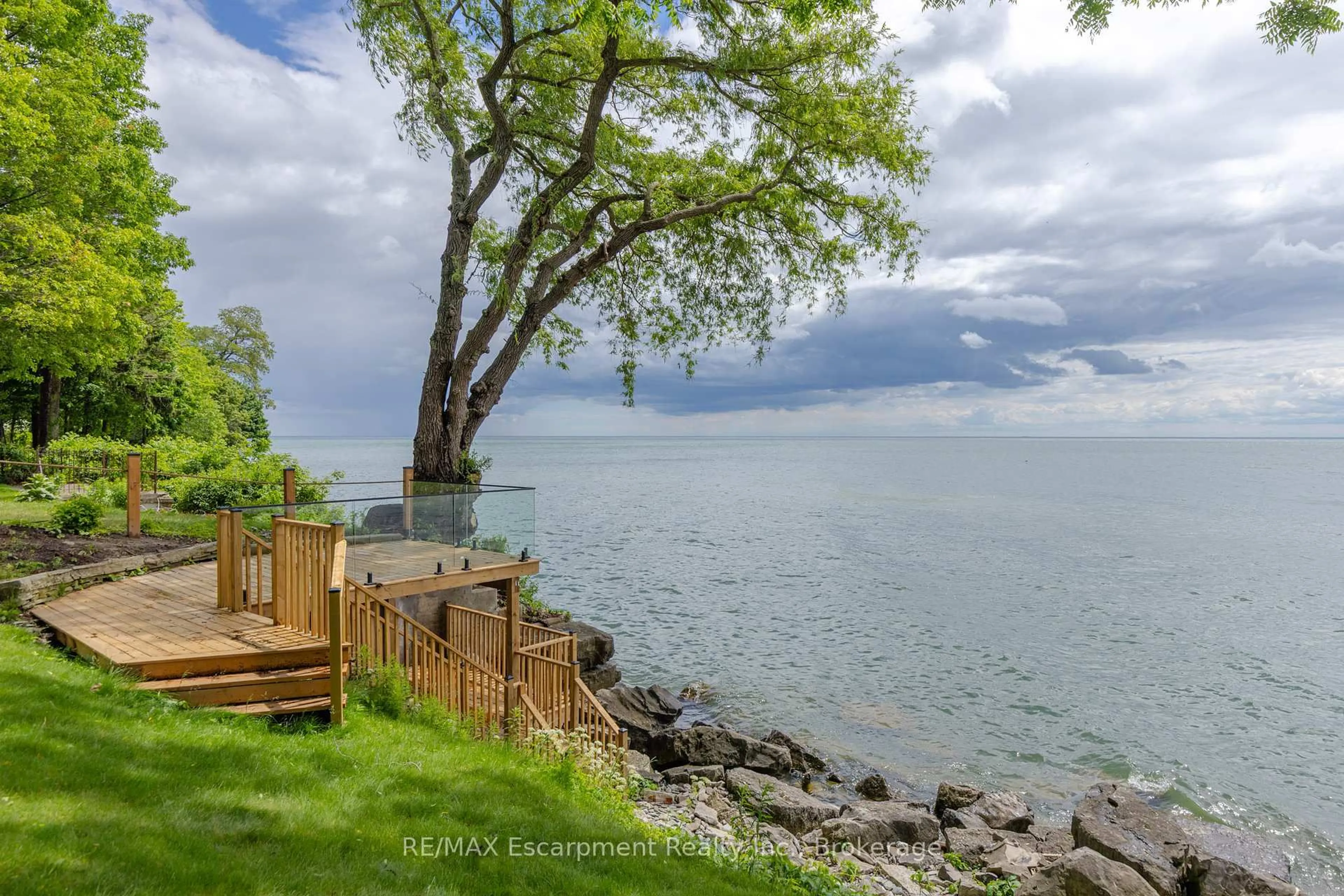 Patio, water/lake/river/ocean view for 21 Second St, Oakville Ontario L6J 3T1
