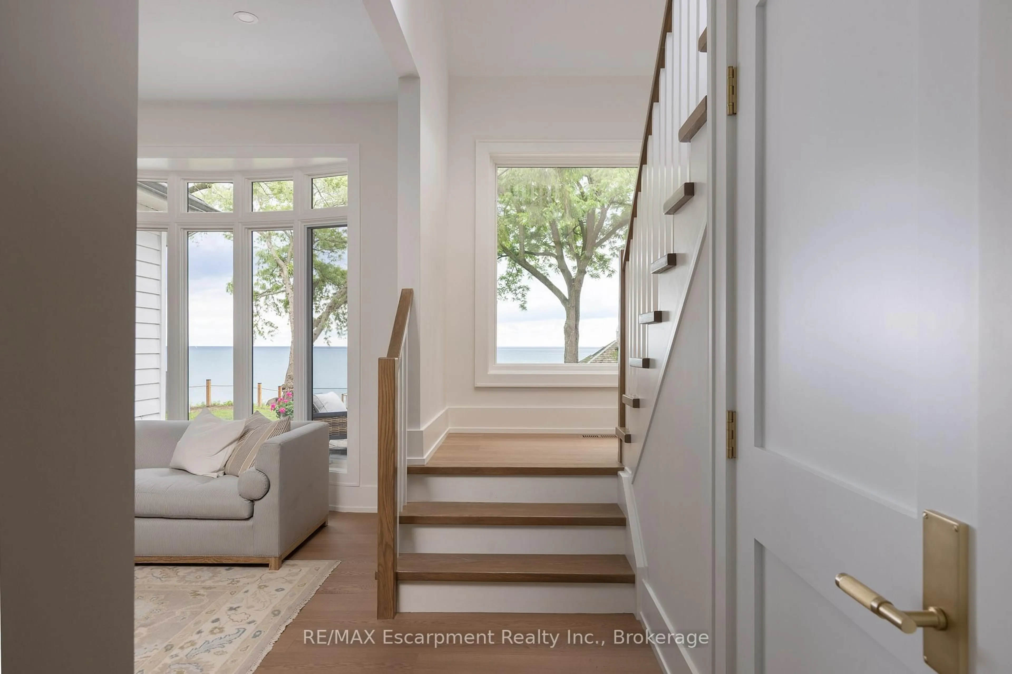 Indoor entryway for 21 Second St, Oakville Ontario L6J 3T1