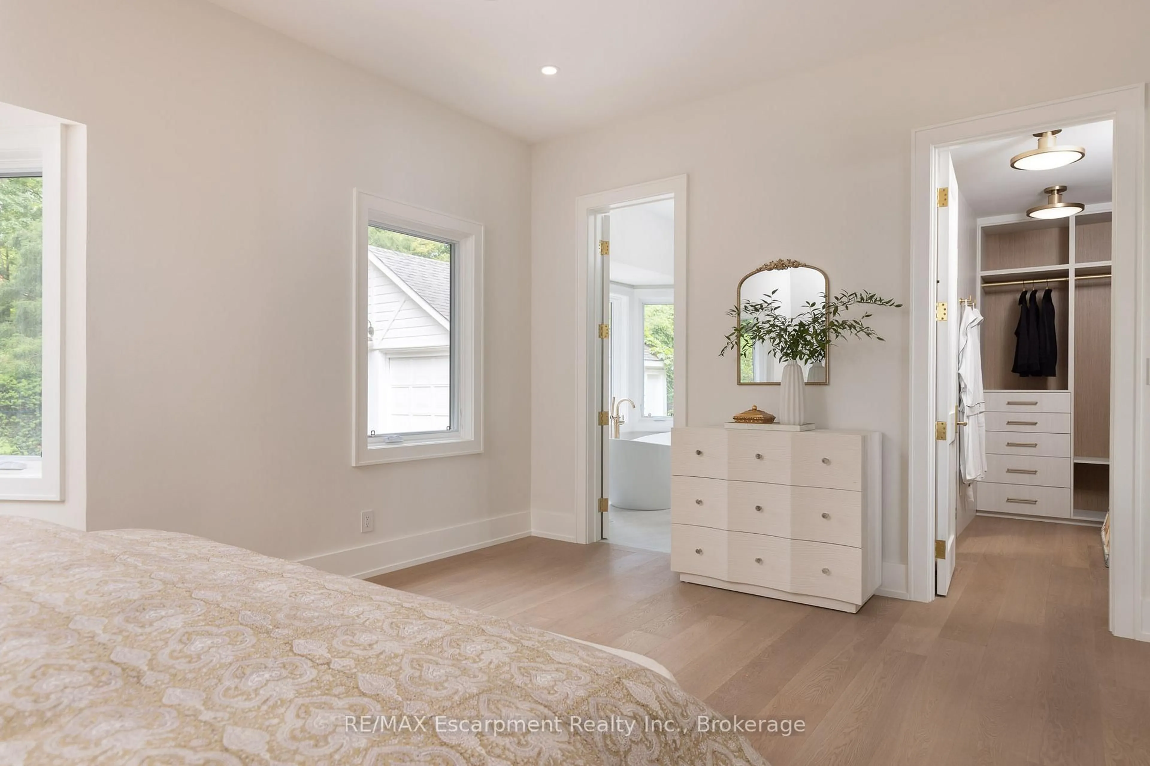 A pic of a room for 21 Second St, Oakville Ontario L6J 3T1