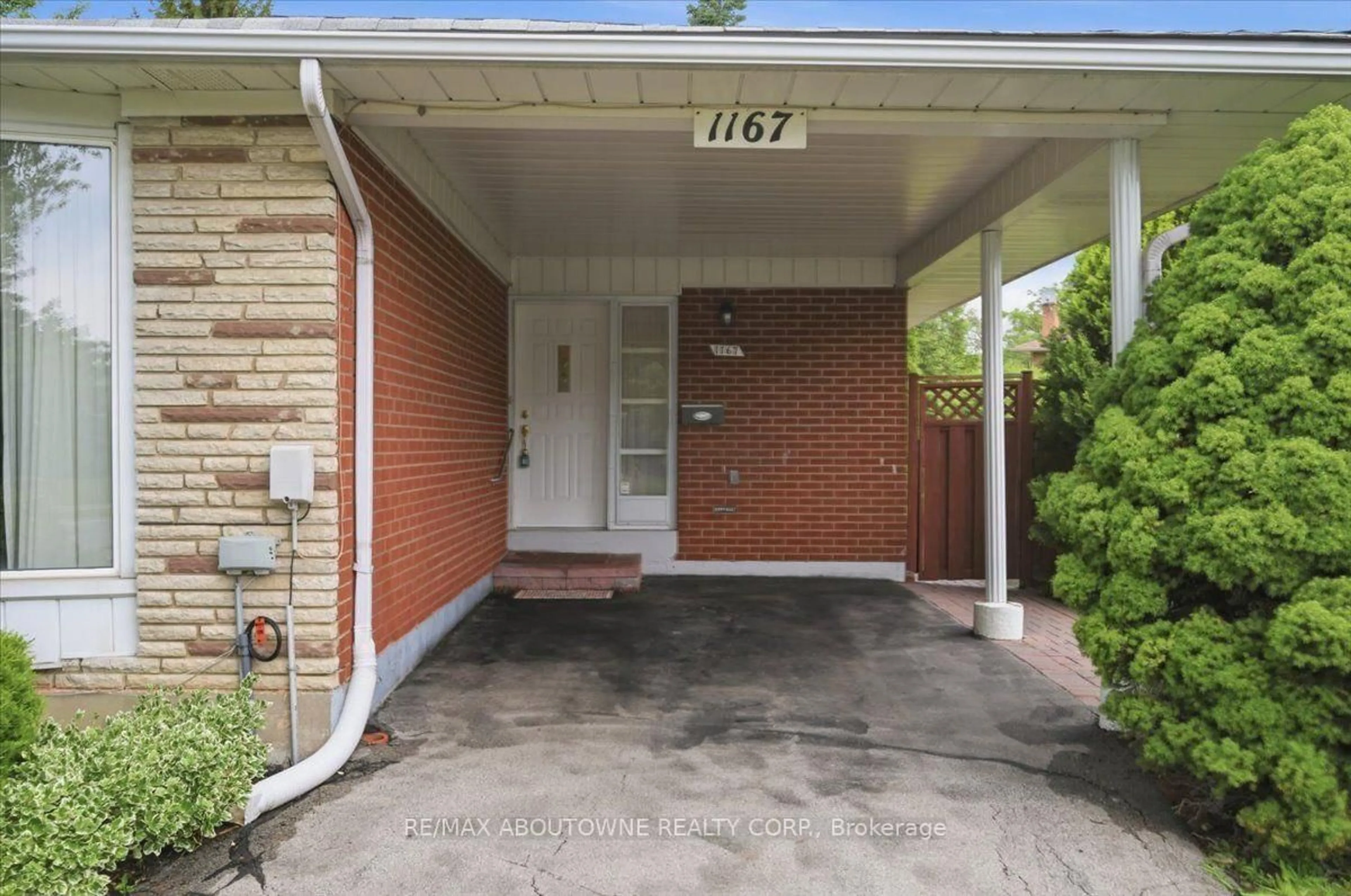 Home with brick exterior material, street for 1167 Saturnia Cres, Mississauga Ontario L4Y 2M2