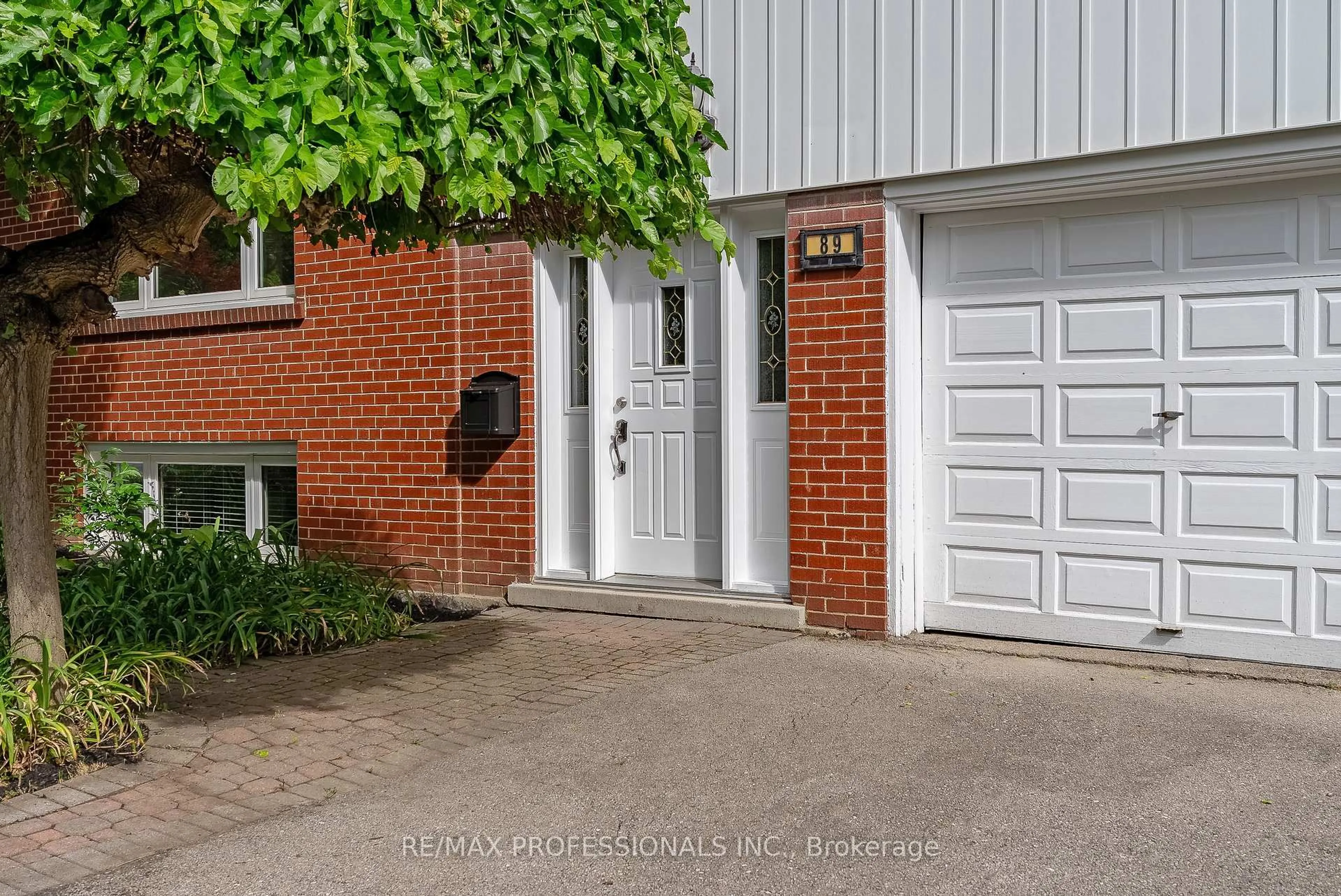 A pic from outside/outdoor area/front of a property/back of a property/a pic from drone, street for 89 Glen Agar Dr, Toronto Ontario M9B 5M3