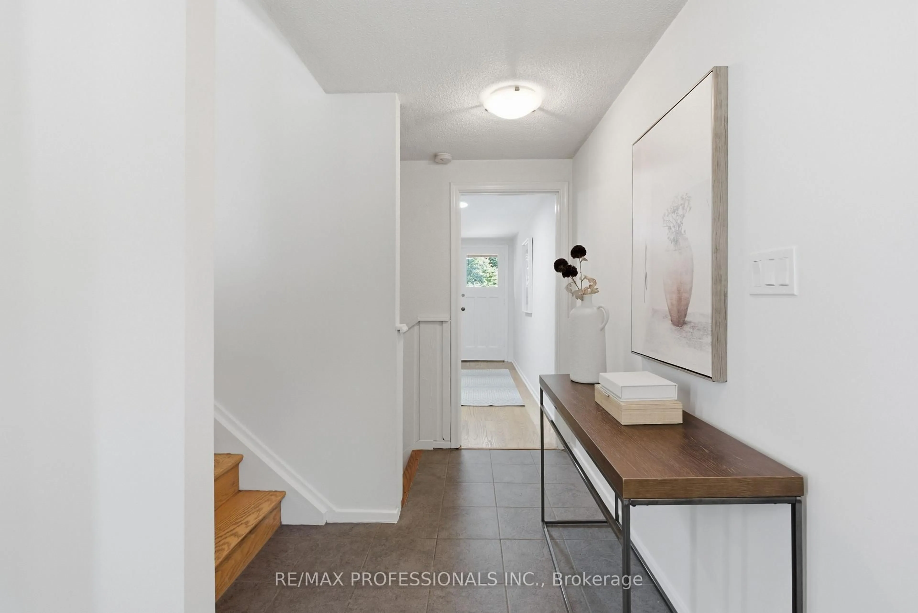 Indoor entryway for 89 Glen Agar Dr, Toronto Ontario M9B 5M3