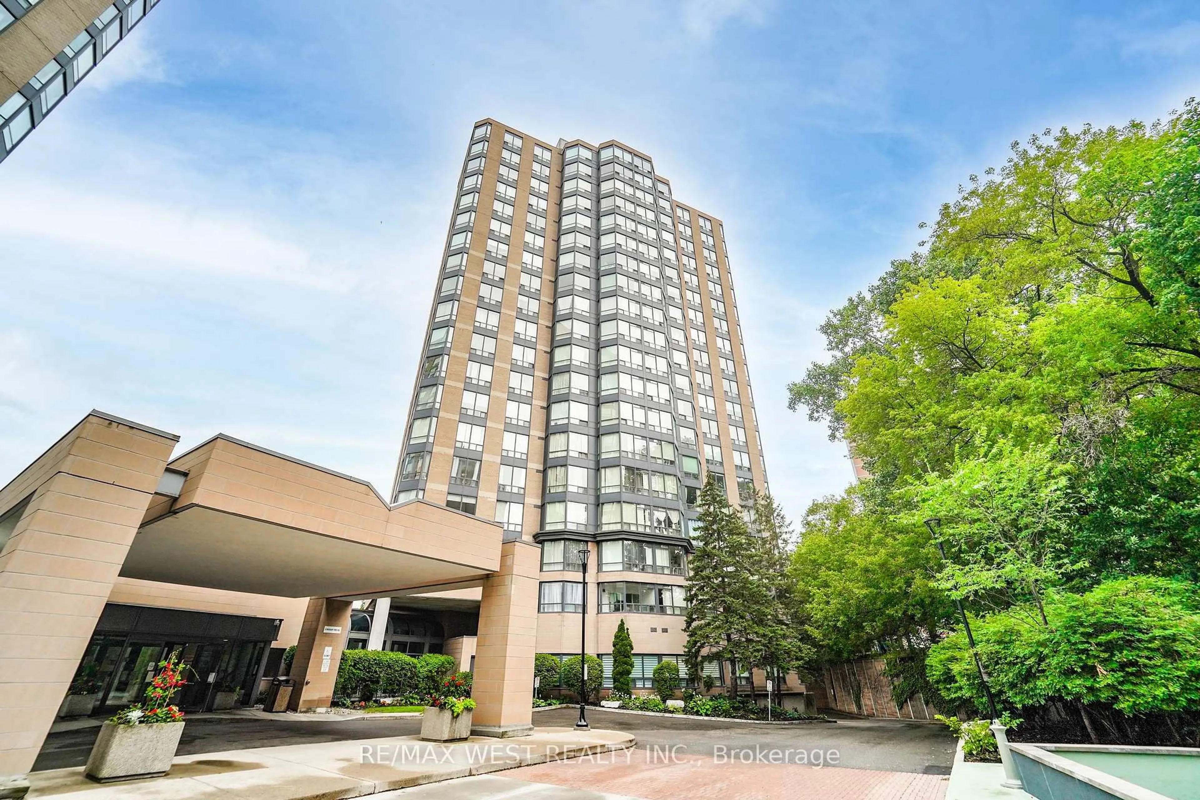 Indoor foyer for 3 Hickory Tree Rd #907, Toronto Ontario M9N 3W5