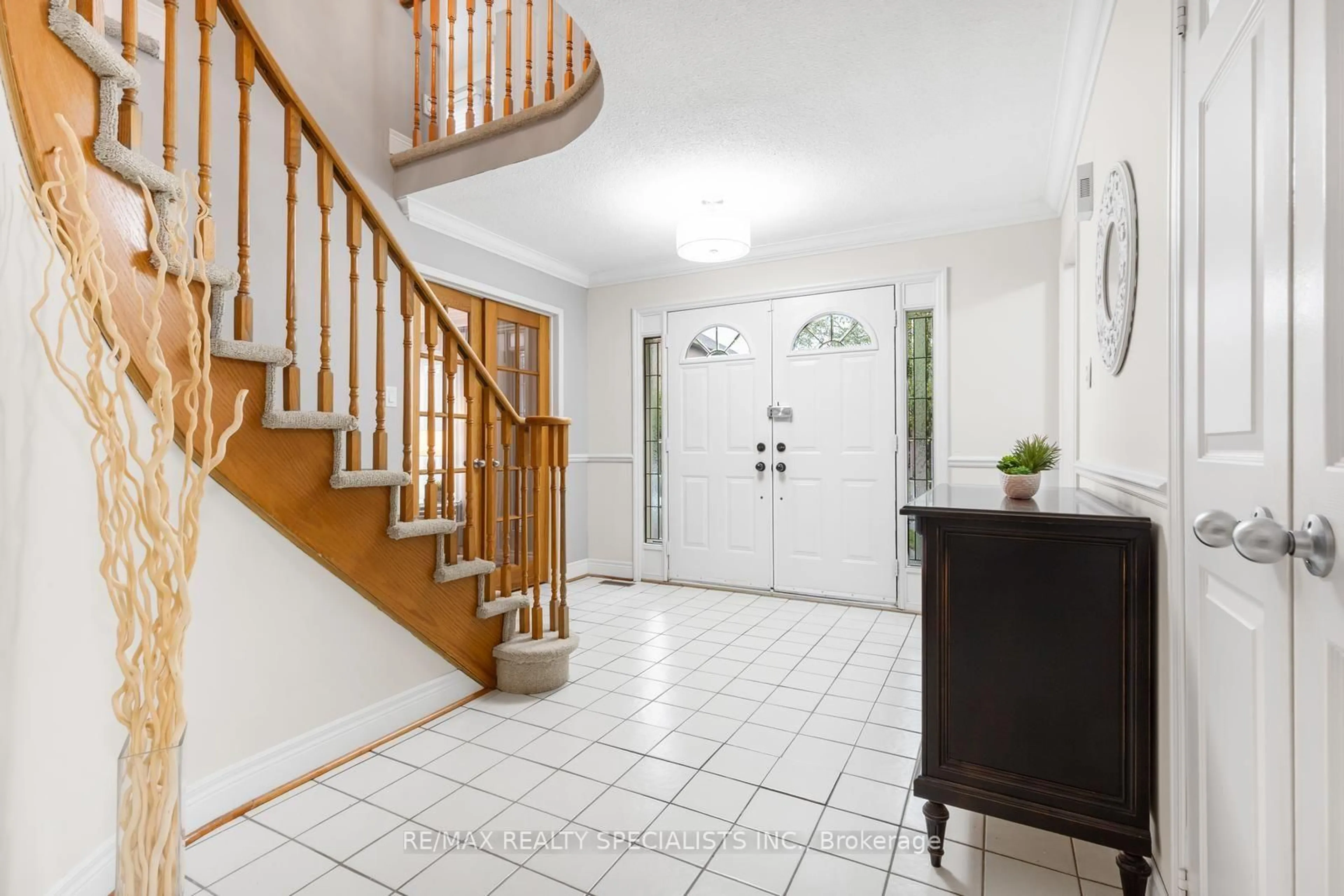 Indoor entryway for 3251 Trelawny Circ, Mississauga Ontario L5N 5G7