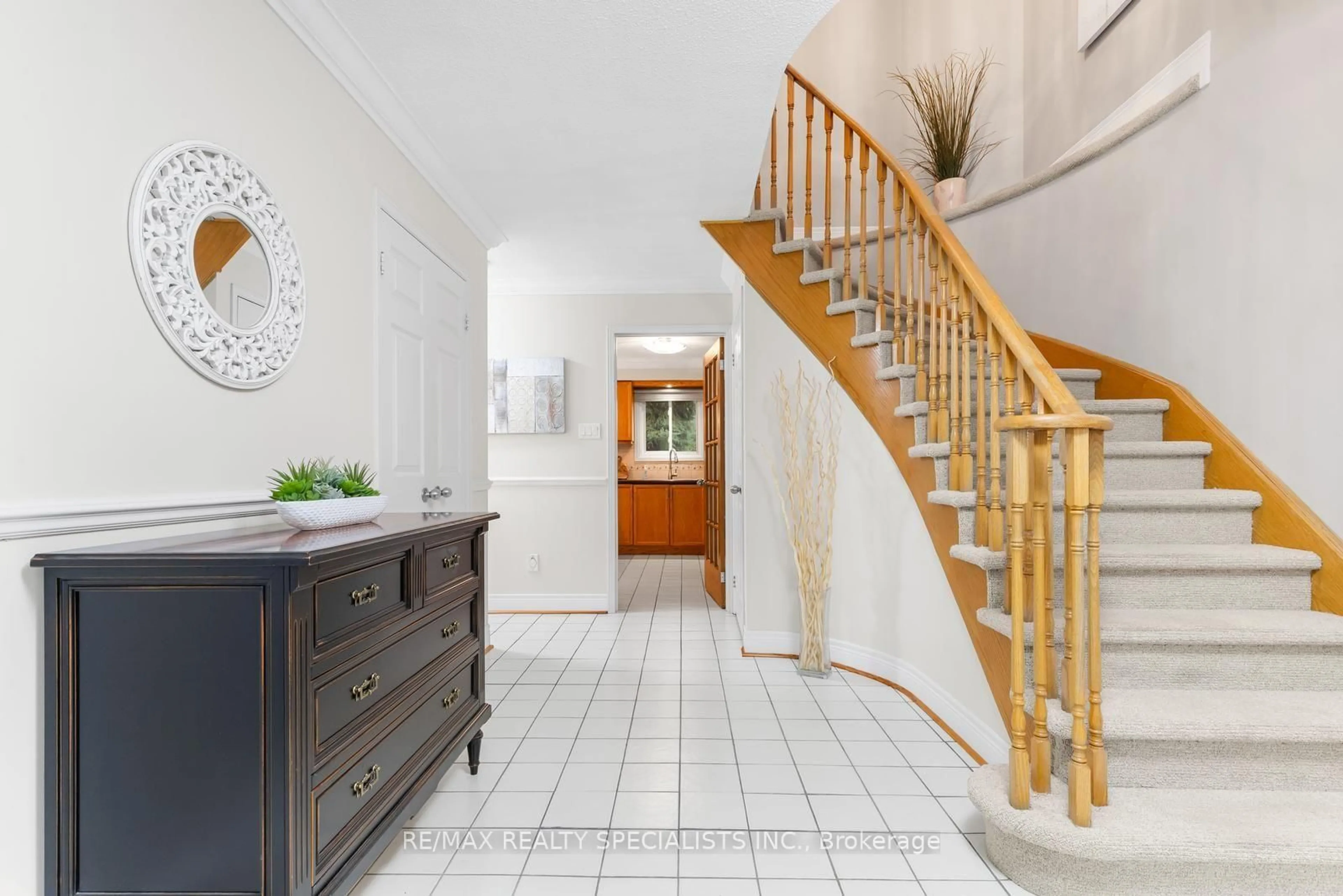 Indoor entryway for 3251 Trelawny Circ, Mississauga Ontario L5N 5G7