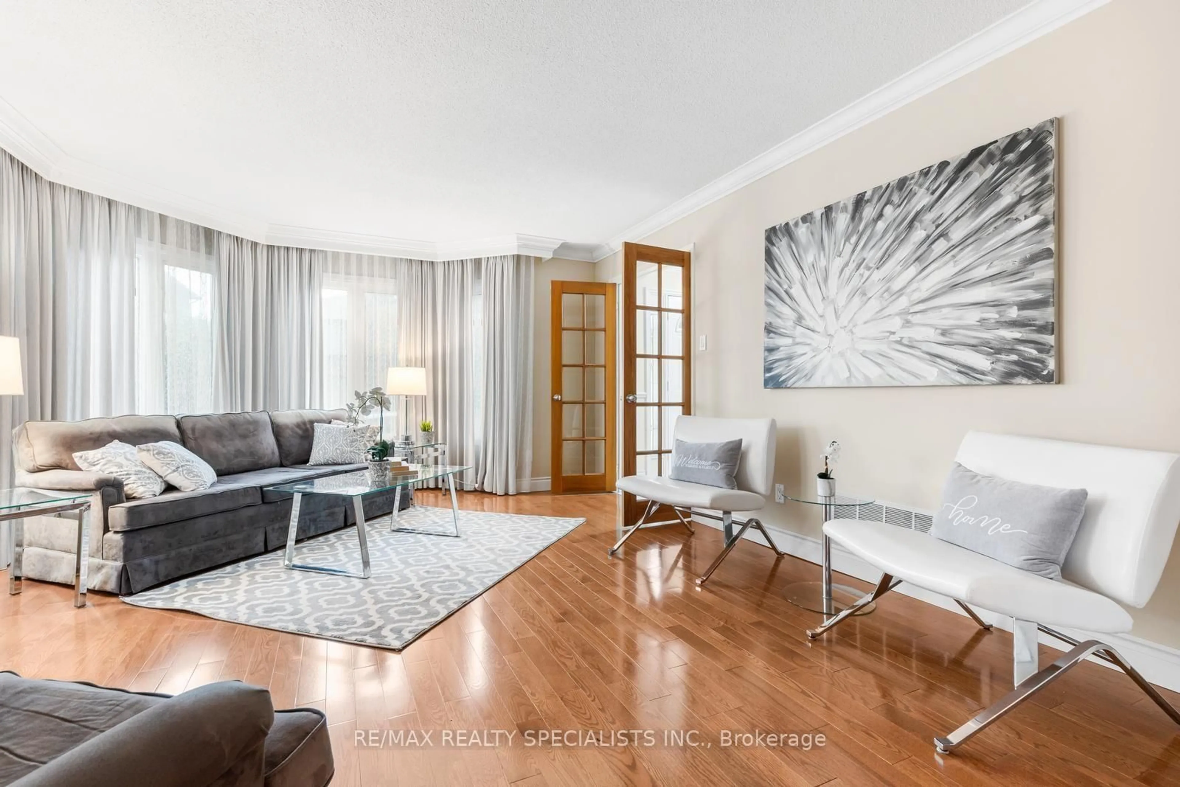 Living room with furniture, wood/laminate floor for 3251 Trelawny Circ, Mississauga Ontario L5N 5G7