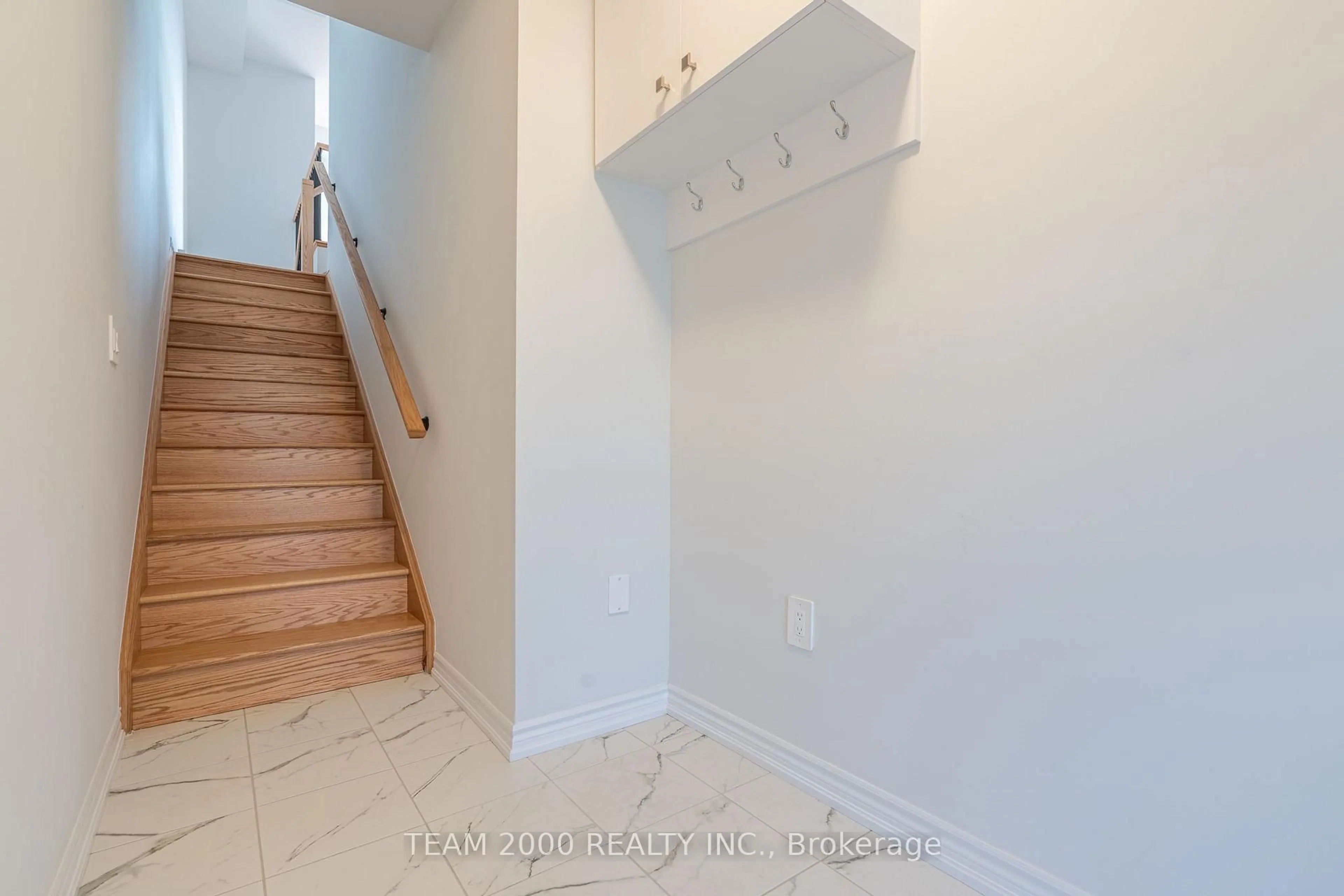 Indoor entryway for 5971 Saigon St, Mississauga Ontario L5V 0E9