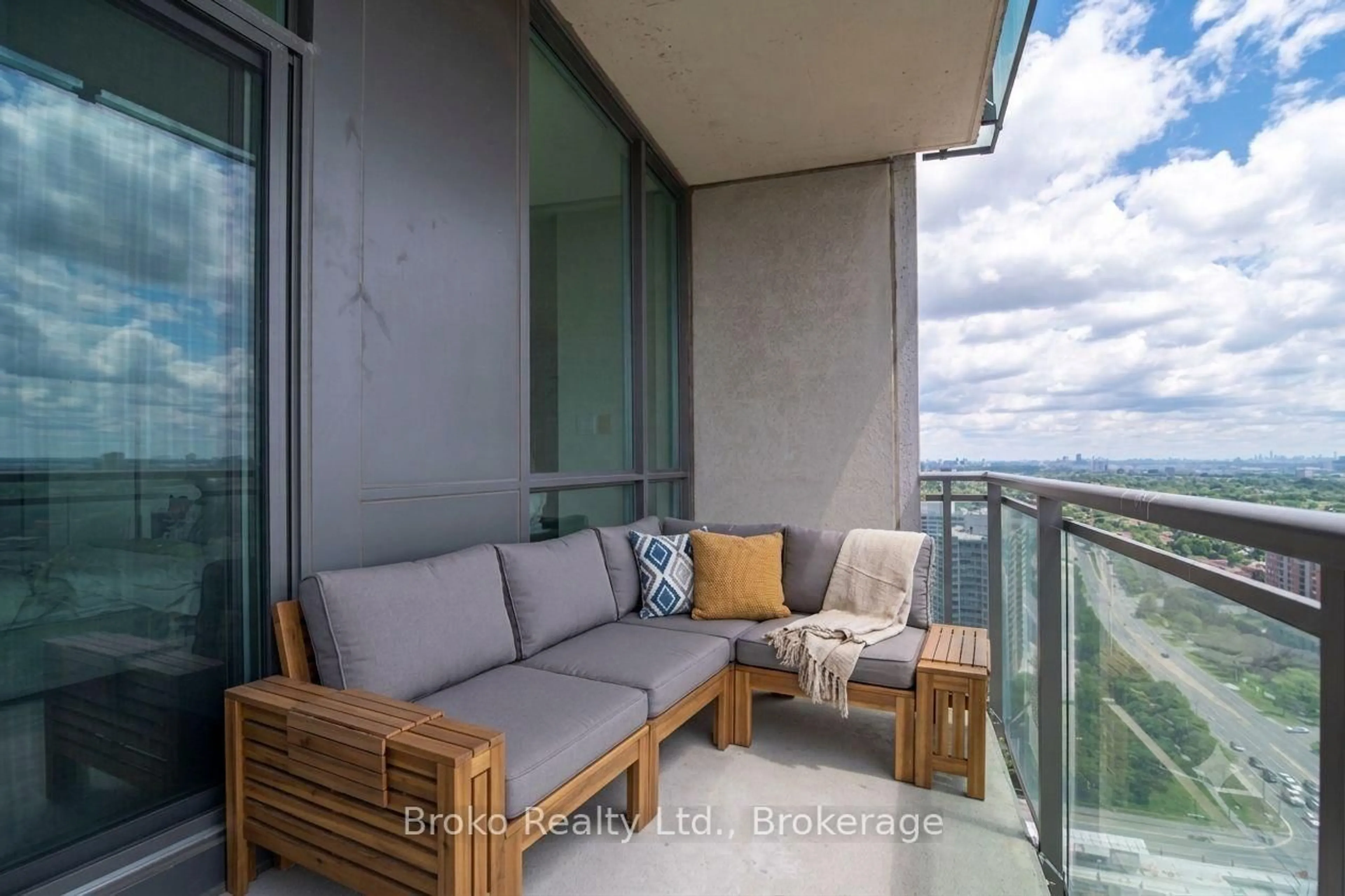 Balcony in the apartment, water/lake/river/ocean view for 3515 Kariya Dr #2907, Mississauga Ontario L5B 0C1