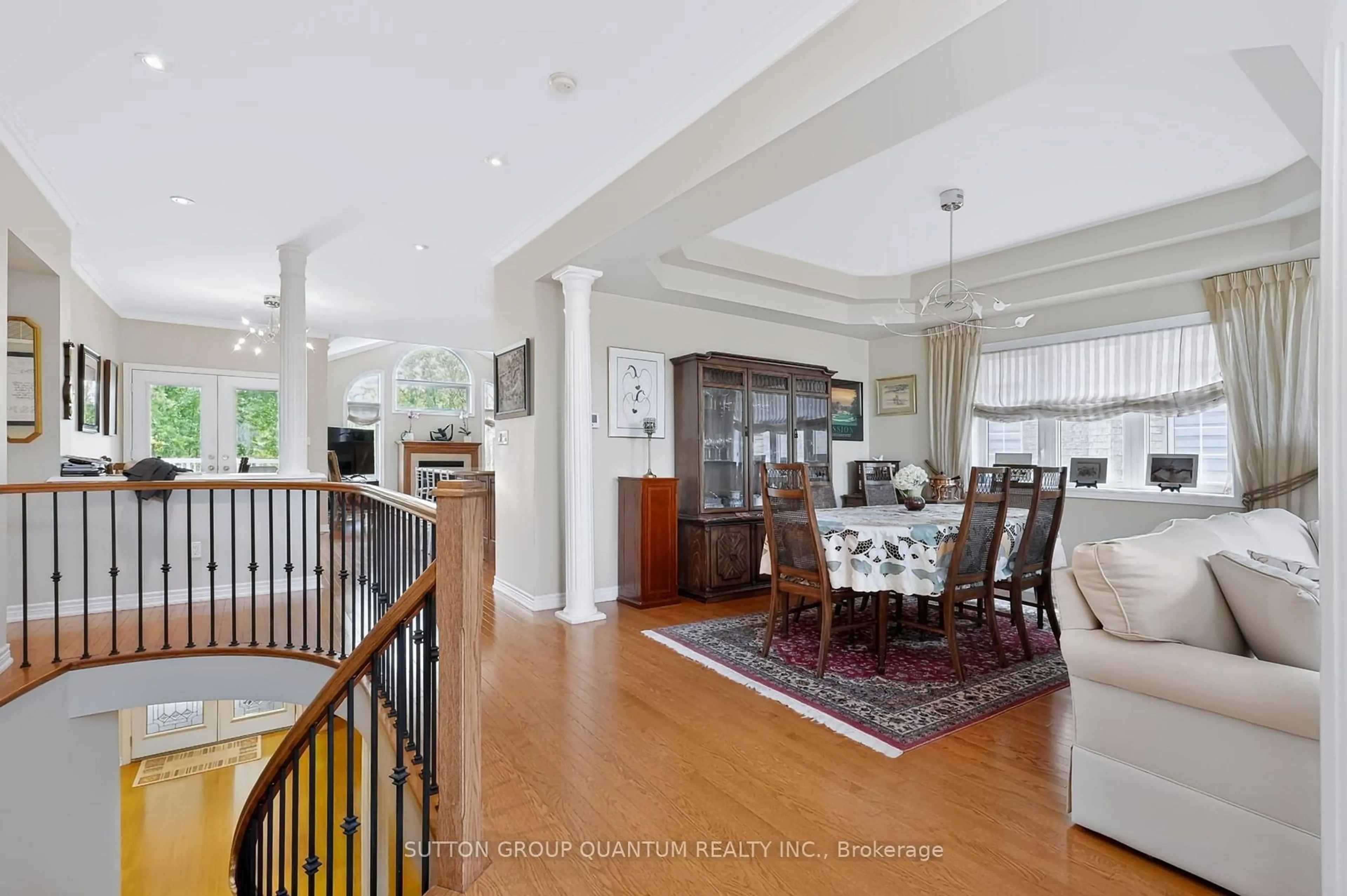 Indoor foyer for 1536 Pinery Cres, Oakville Ontario L6H 7J9