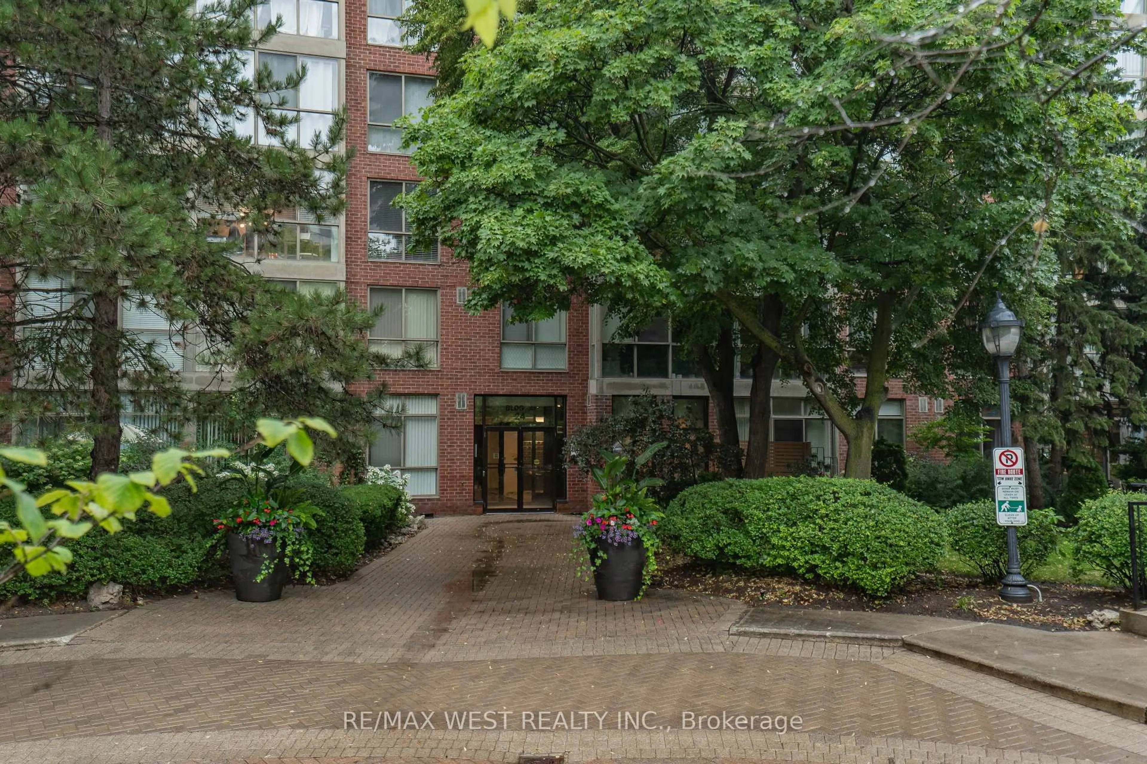 Indoor foyer for 24 Southport St #749, Toronto Ontario M6S 4Z1