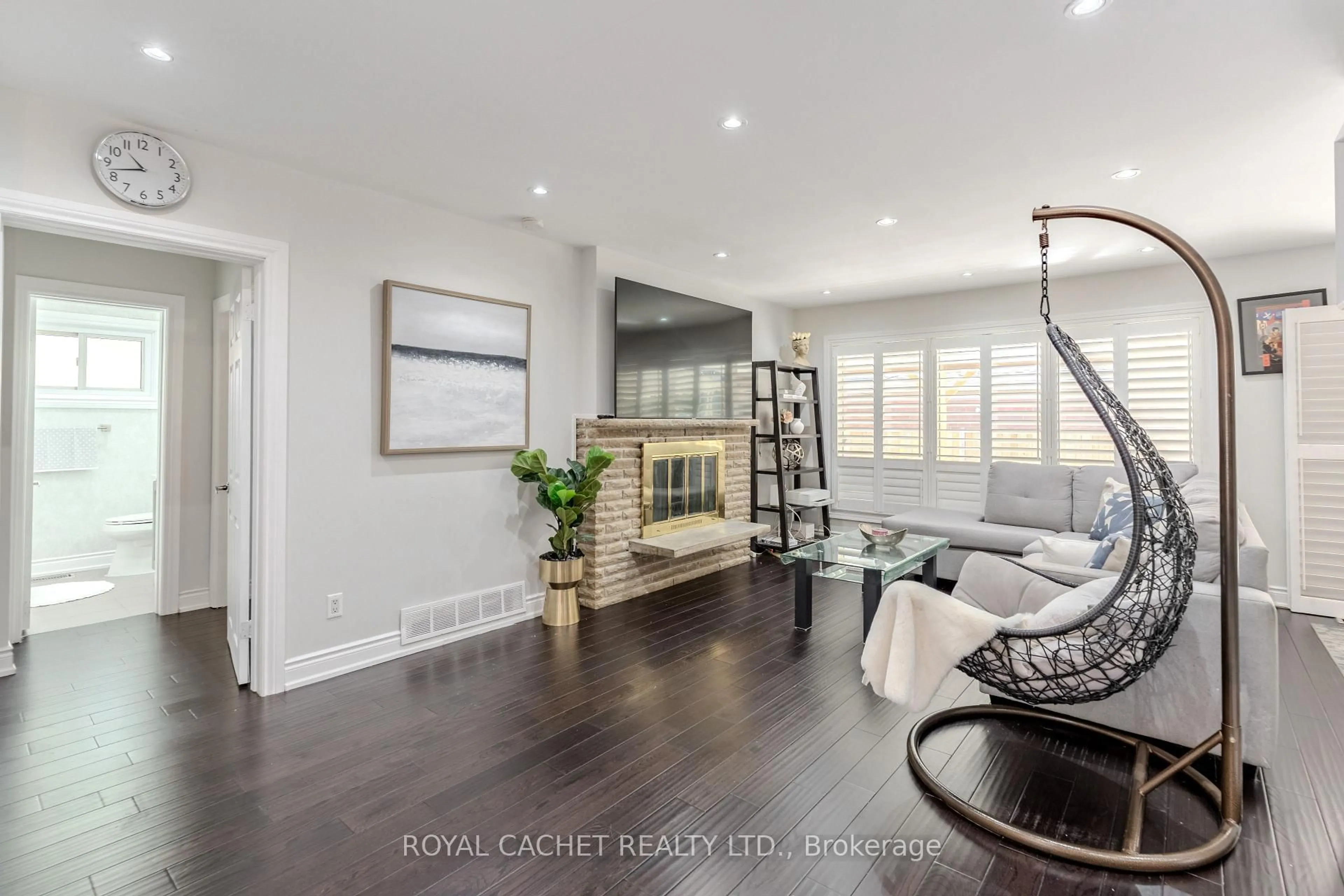 Living room with furniture, wood/laminate floor for 1074 Flagship Dr, Mississauga Ontario L4Y 2J7