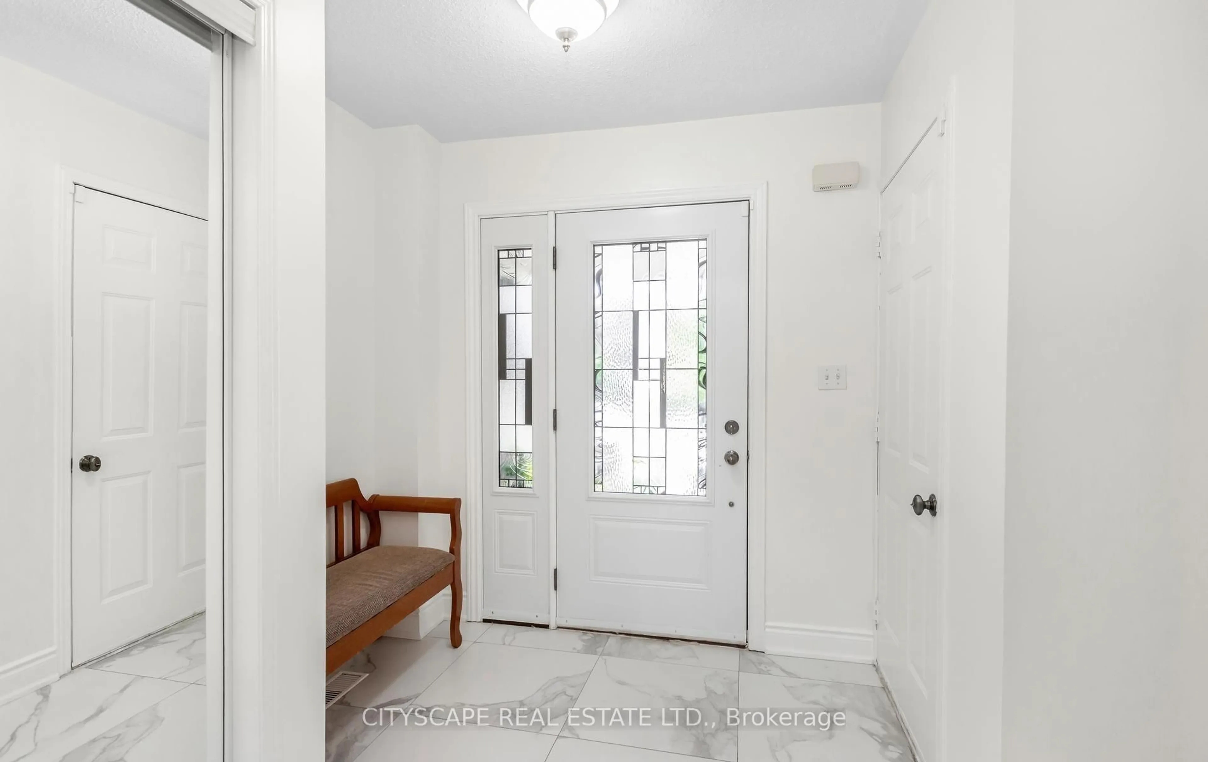 Indoor entryway for 5685 Topaz Pl, Mississauga Ontario L5M 7B8