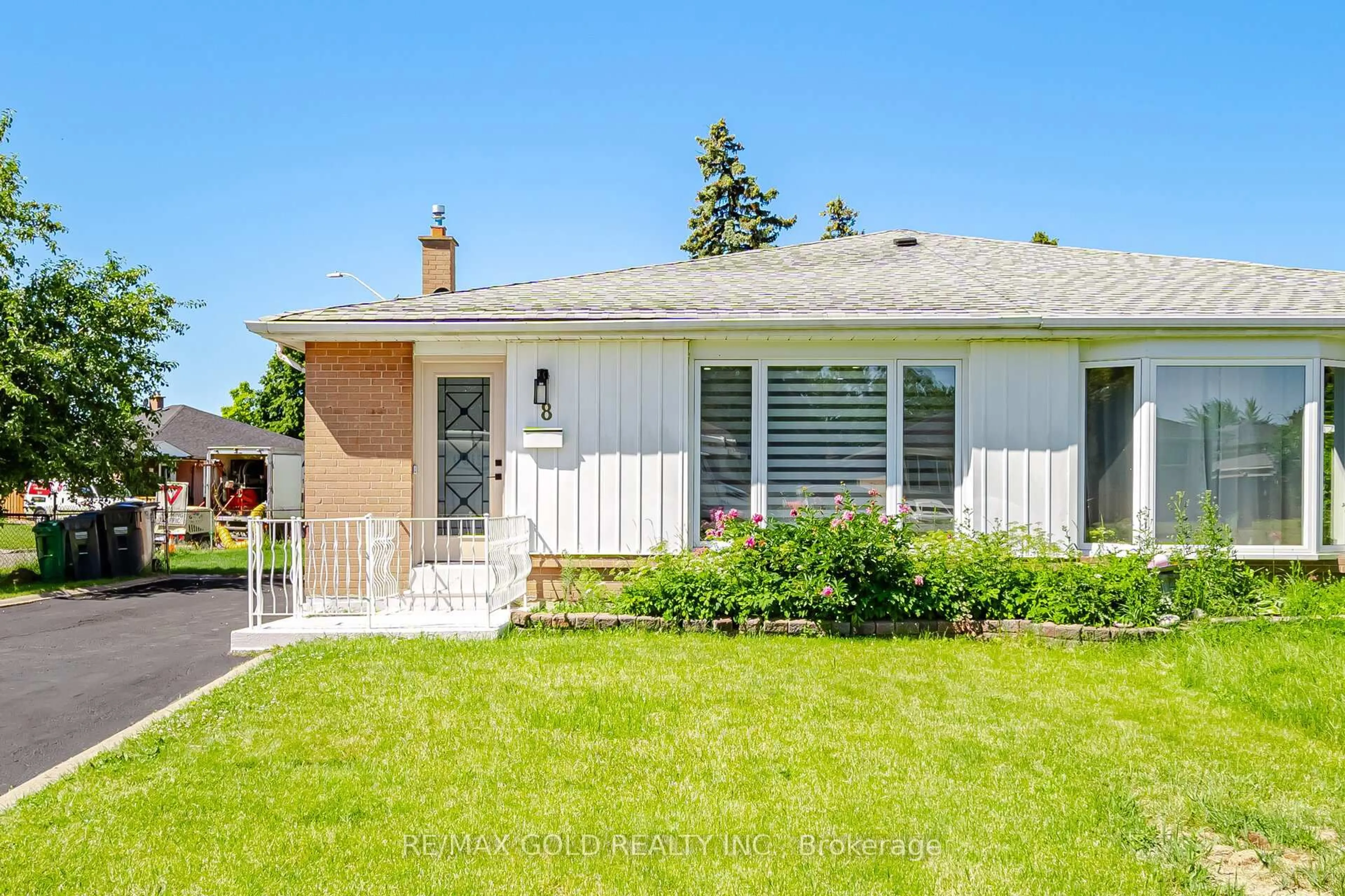 Home with vinyl exterior material, street for 8 Athlone Ave, Brampton Ontario L6T 2N7