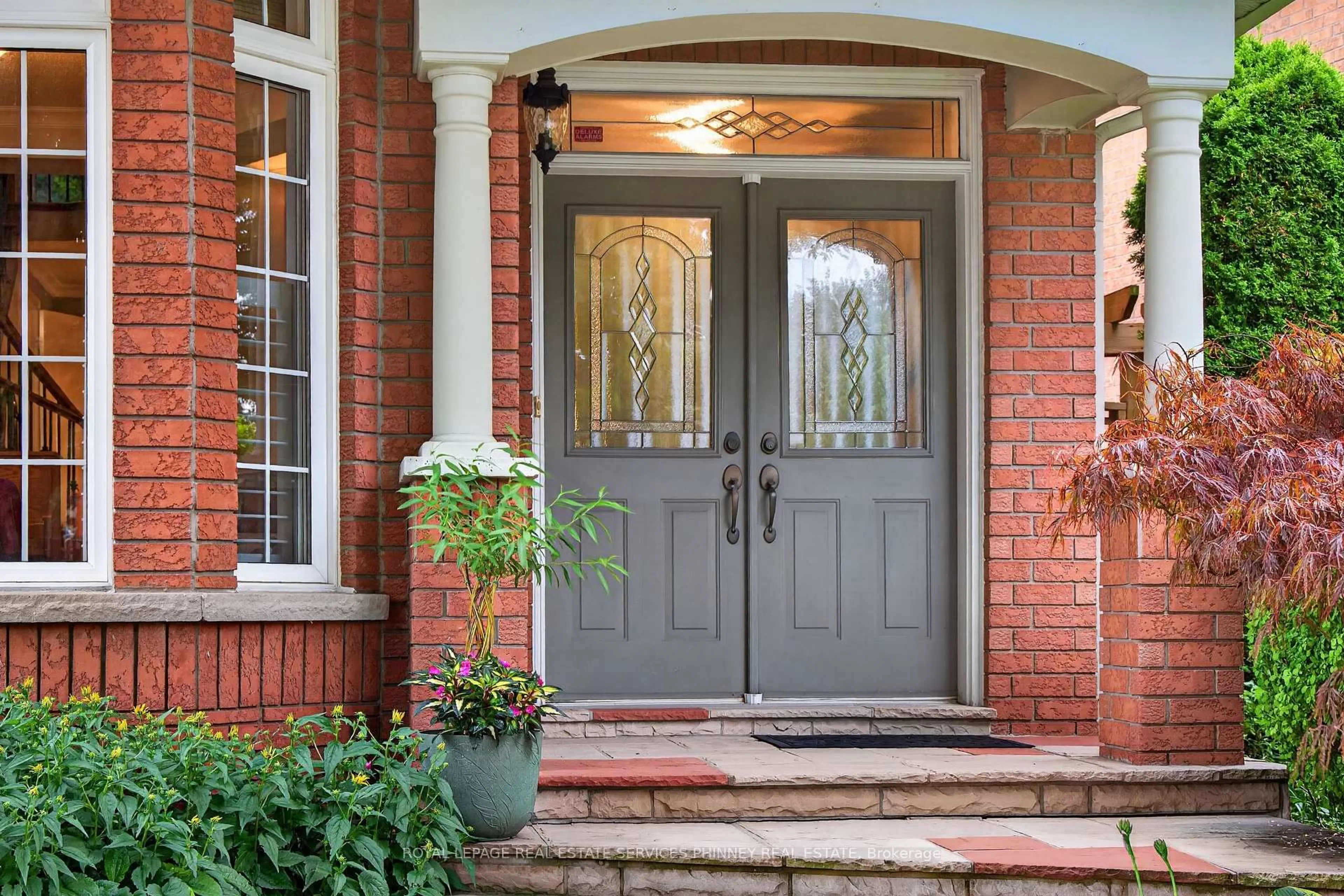 Indoor entryway for 211 Creek Path Ave, Oakville Ontario L6L 6T5