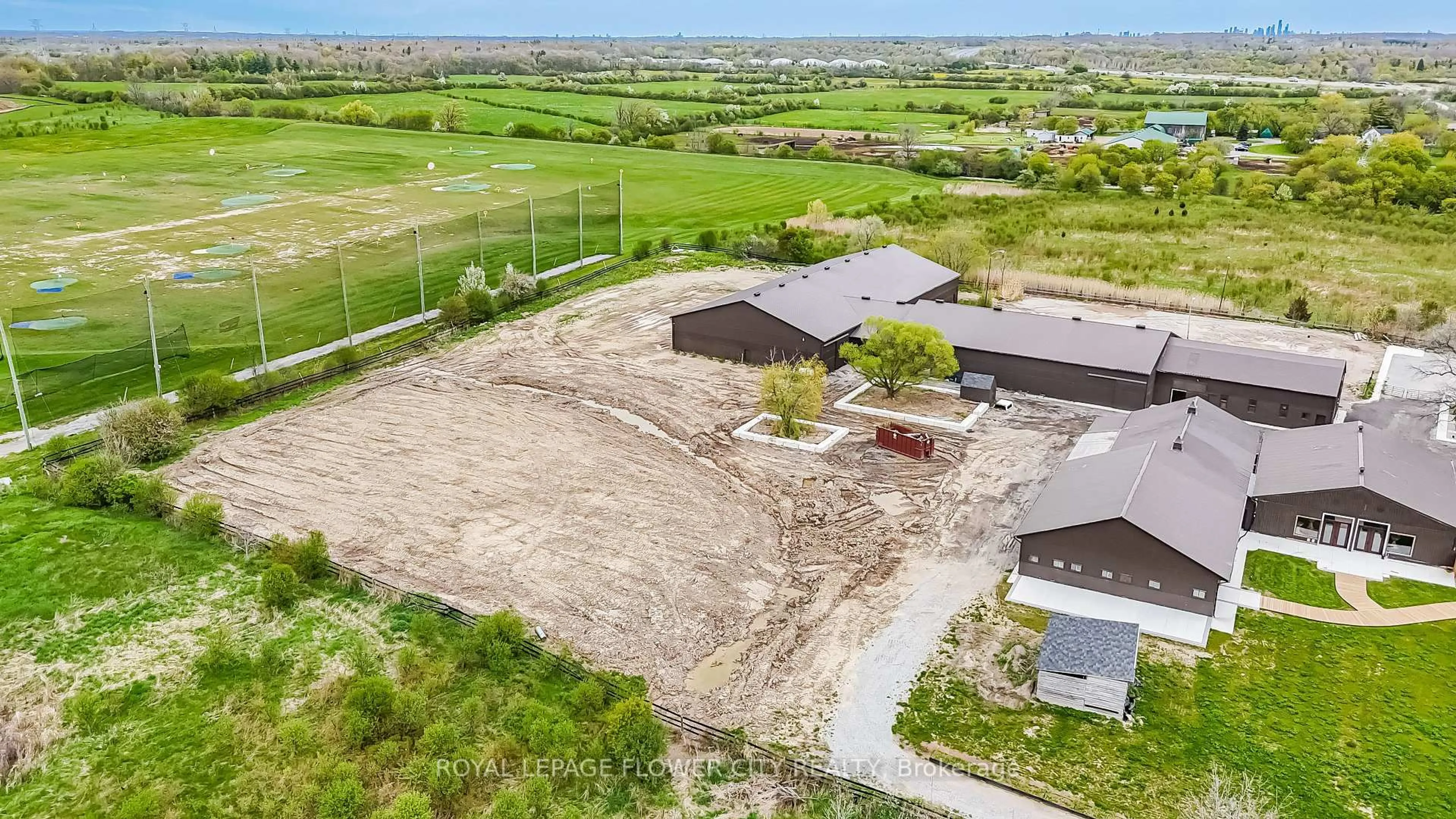 A pic from outside/outdoor area/front of a property/back of a property/a pic from drone, unknown for 2483 Burnhamthorpe Rd, Oakville Ontario L6M 4H1