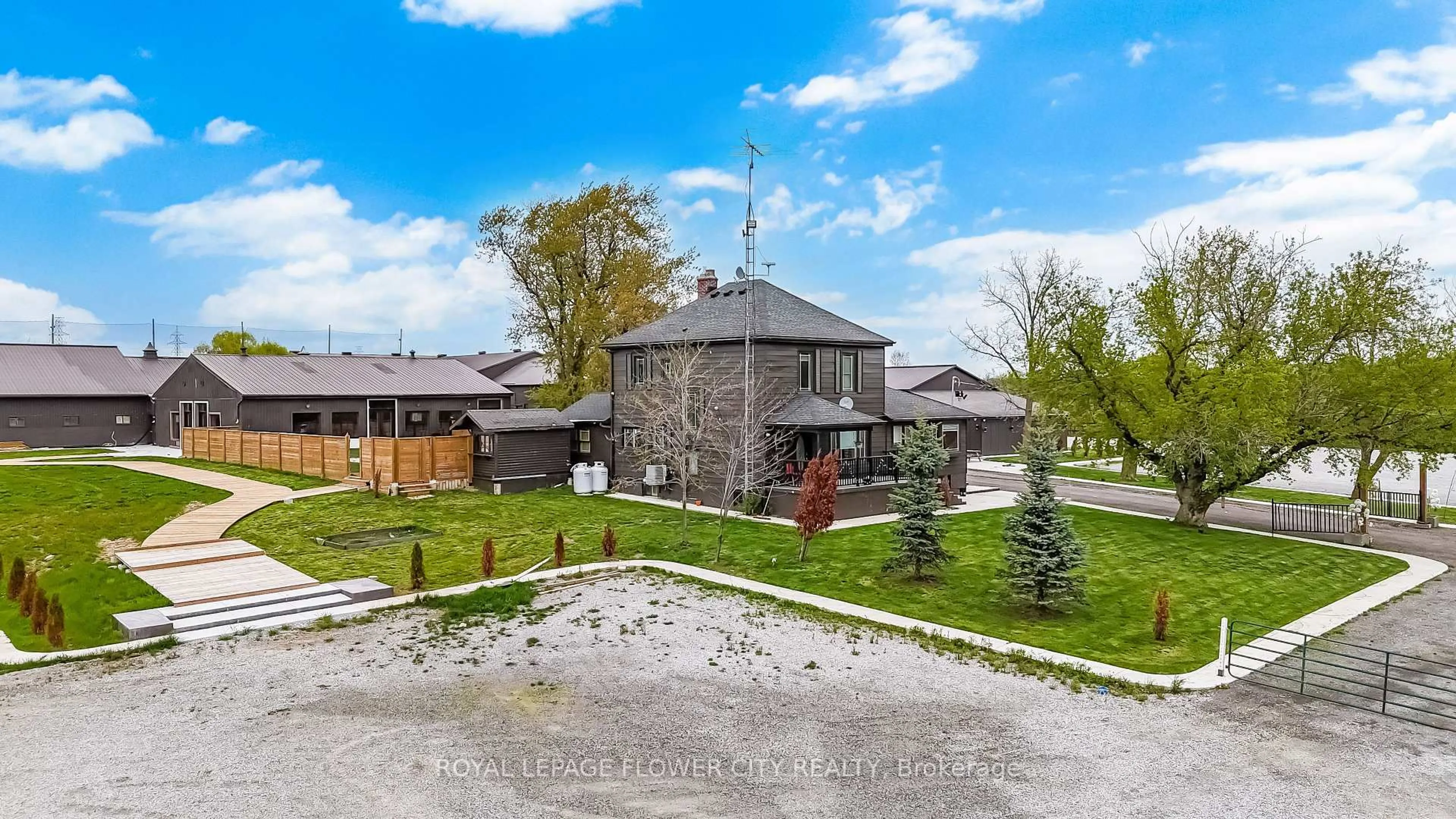 A pic from outside/outdoor area/front of a property/back of a property/a pic from drone, unknown for 2483 Burnhamthorpe Rd, Oakville Ontario L6M 4H1