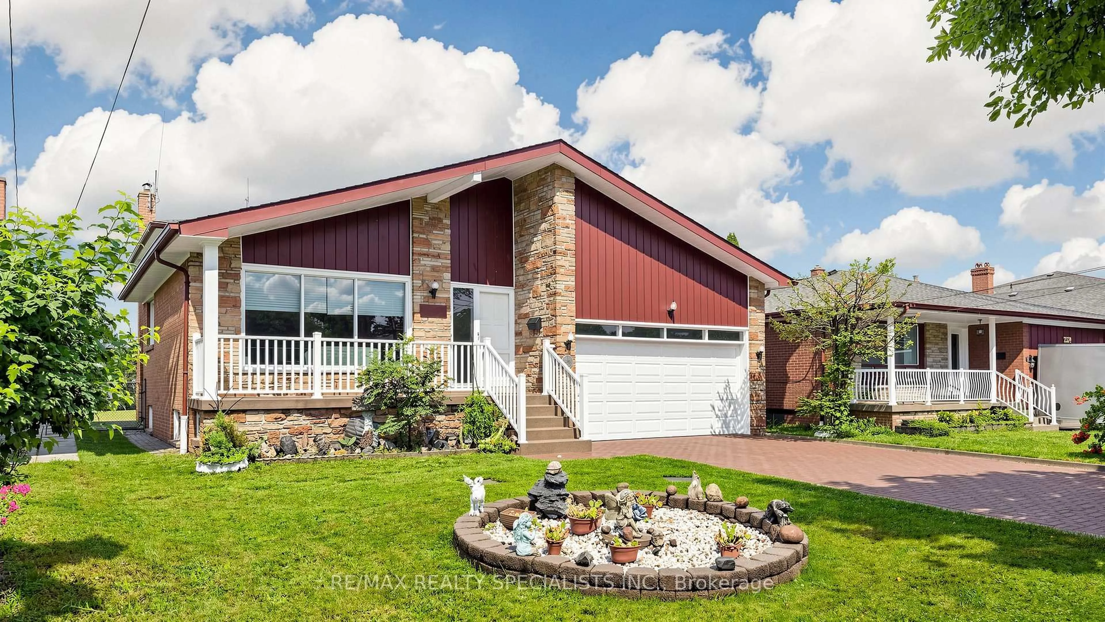 Home with vinyl exterior material, unknown for 2385 Hensall St, Mississauga Ontario L5A 2T1