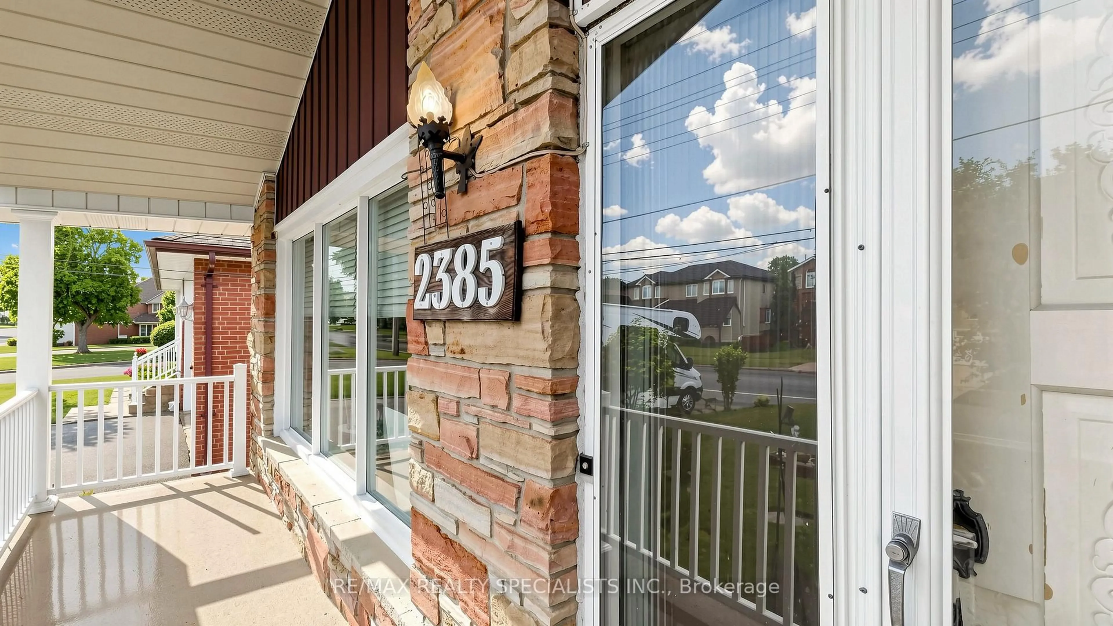 Home with brick exterior material, unknown for 2385 Hensall St, Mississauga Ontario L5A 2T1