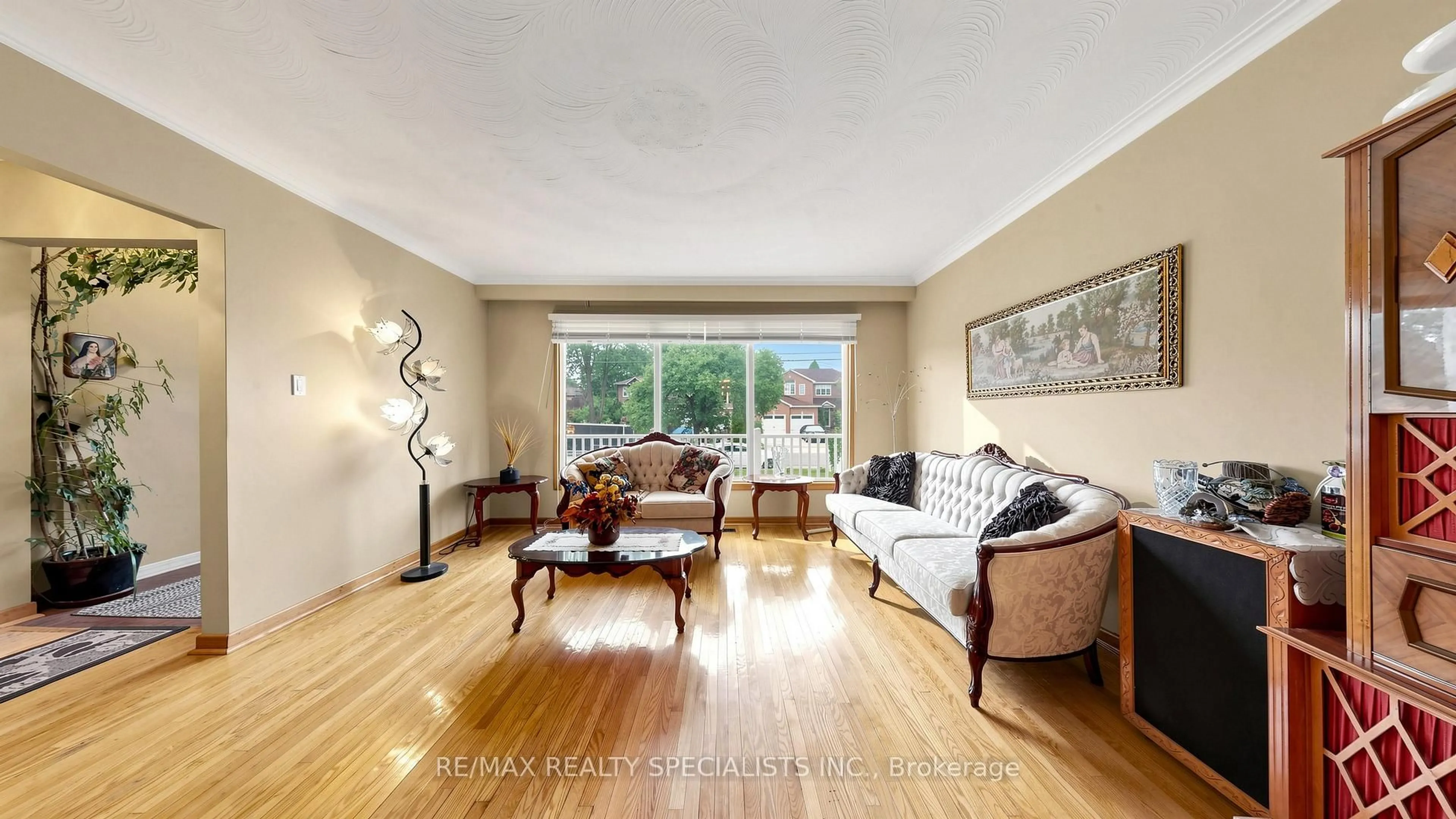 Living room with furniture, wood/laminate floor for 2385 Hensall St, Mississauga Ontario L5A 2T1