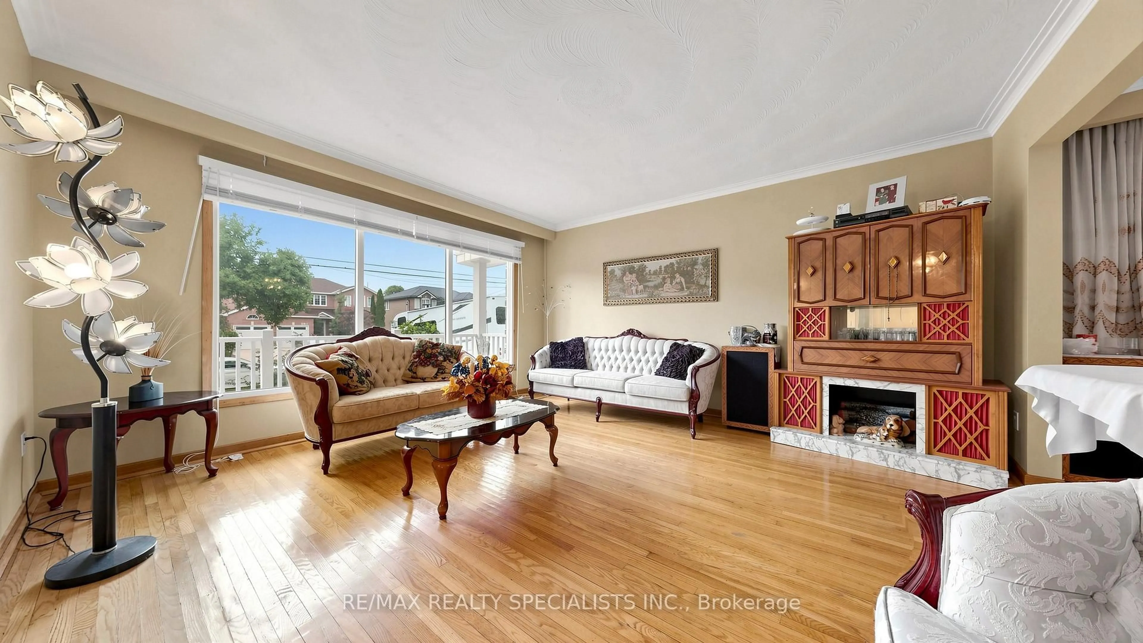 Living room with furniture, wood/laminate floor for 2385 Hensall St, Mississauga Ontario L5A 2T1