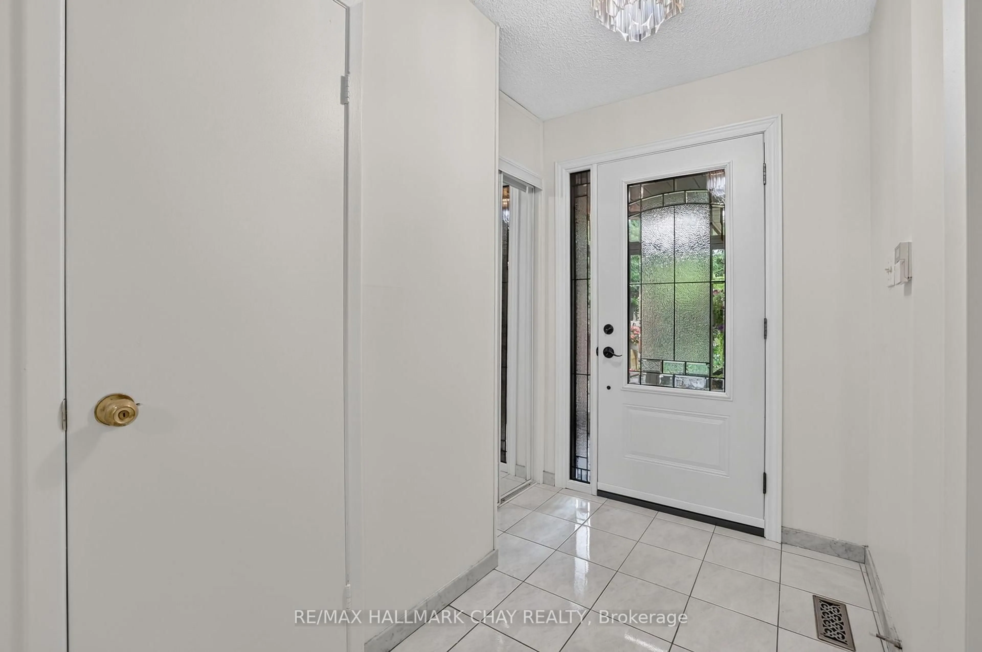 Indoor entryway for 76 Donna Dr, Brampton Ontario L6Z 3T8
