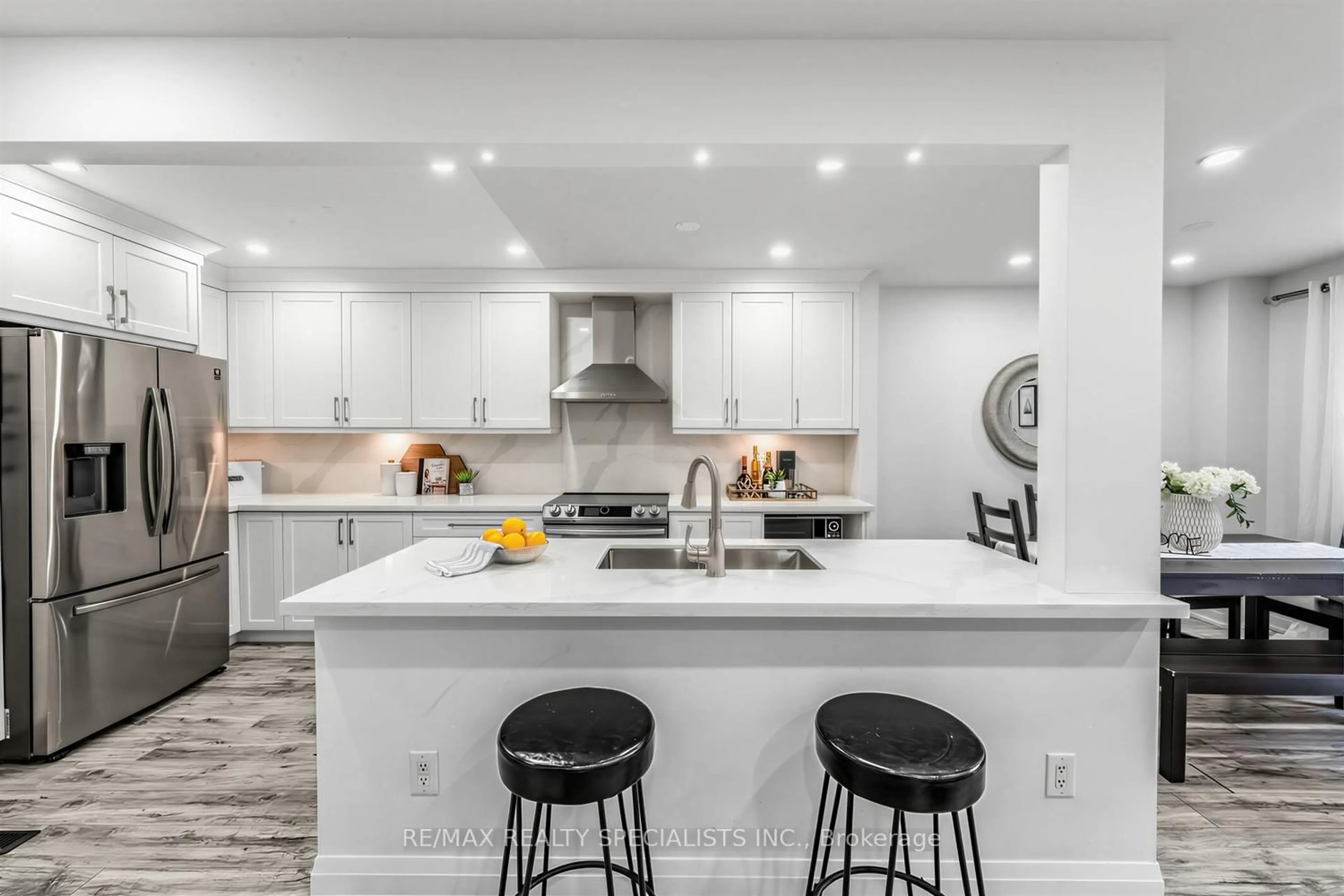 Contemporary kitchen, ceramic/tile floor for 405 Hyacinthe Blvd #7, Mississauga Ontario L5A 3N1