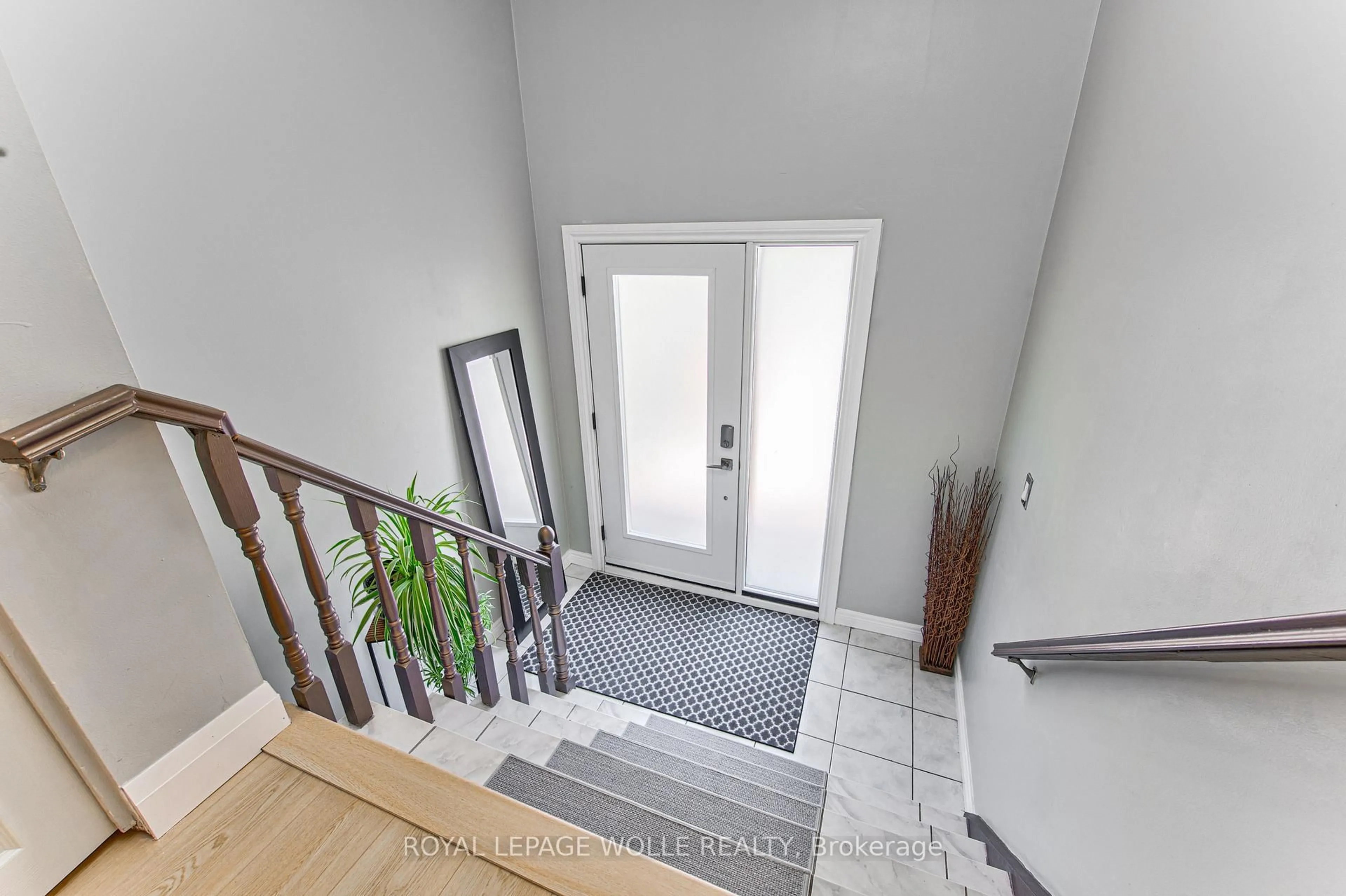 Indoor entryway for 2560 Palisander Ave, Mississauga Ontario L5B 2L2