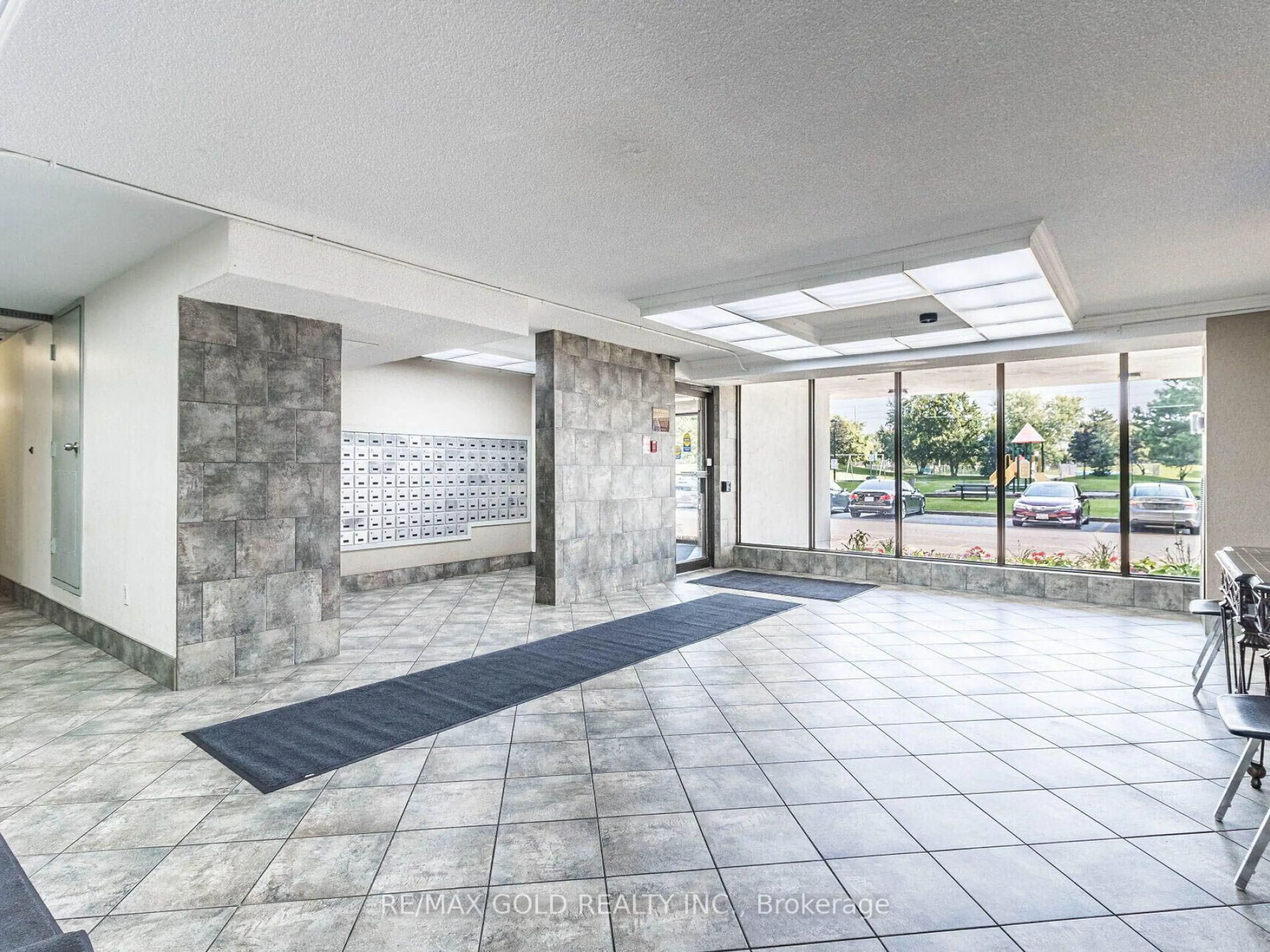 Indoor foyer for 17 Knightsbridge Rd #1010, Brampton Ontario L6T 3X9