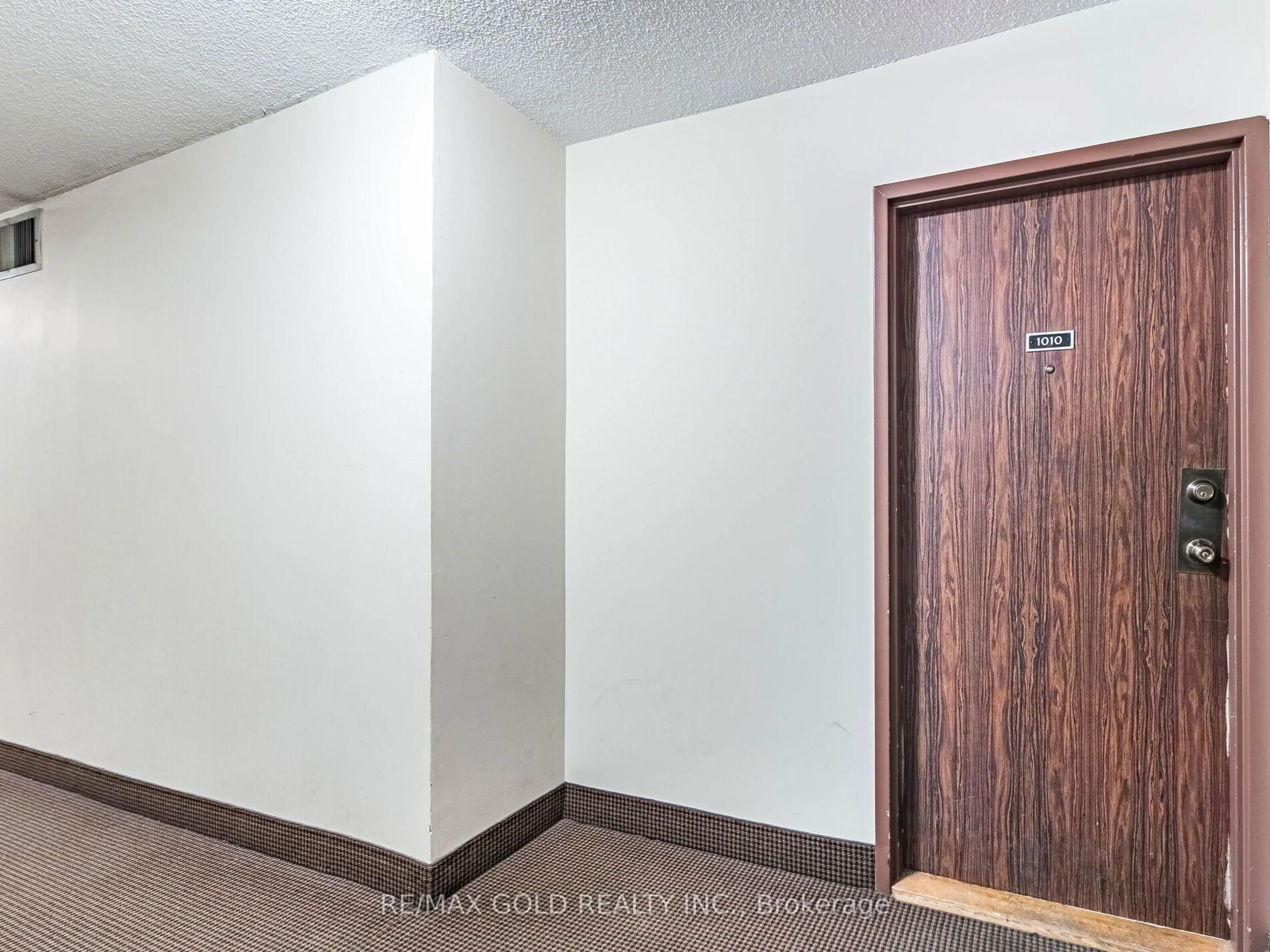 Indoor foyer for 17 Knightsbridge Rd #1010, Brampton Ontario L6T 3X9