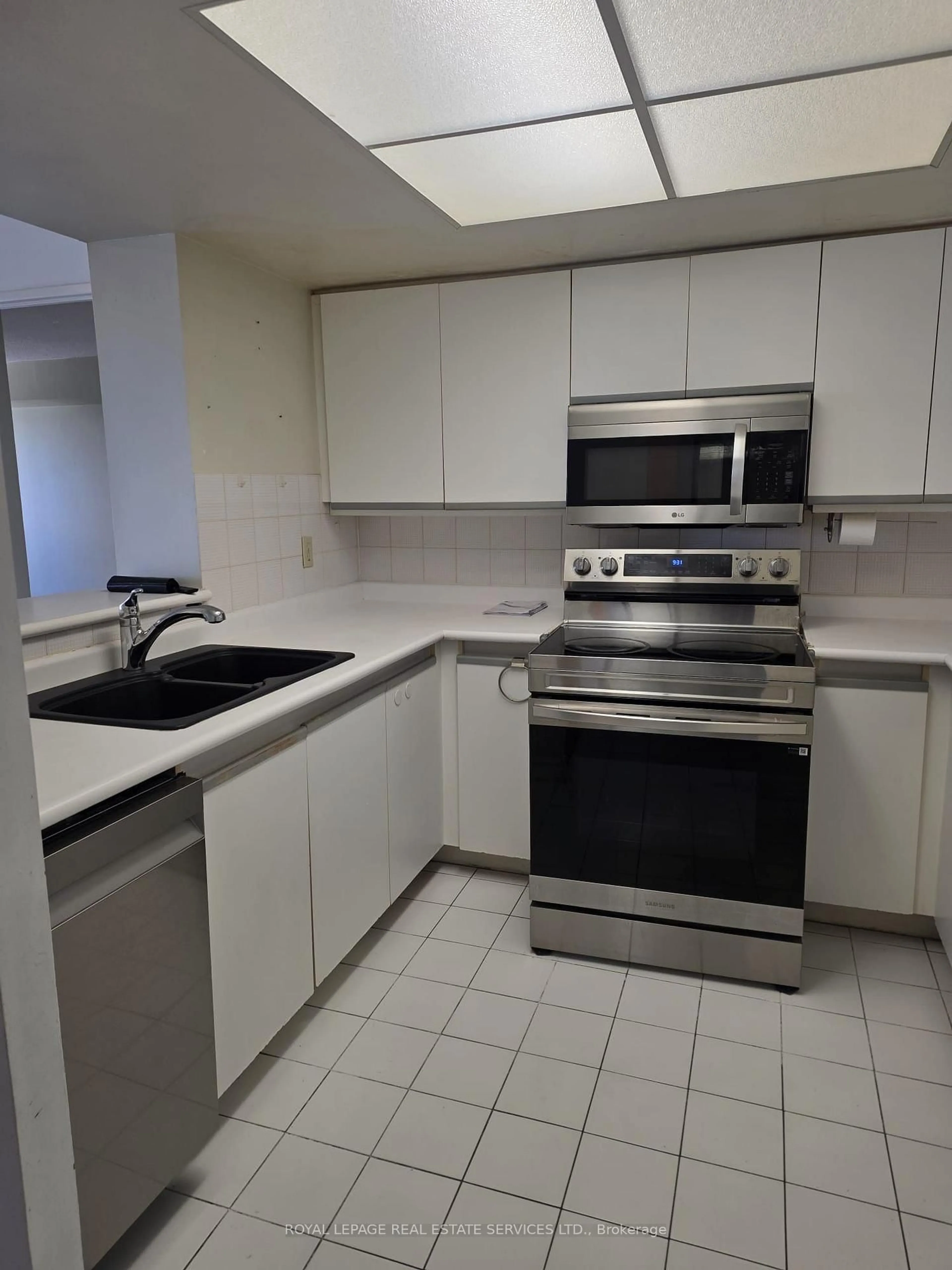 Standard kitchen, unknown for 335 Webb Dr #708, Mississauga Ontario L5B 4A1