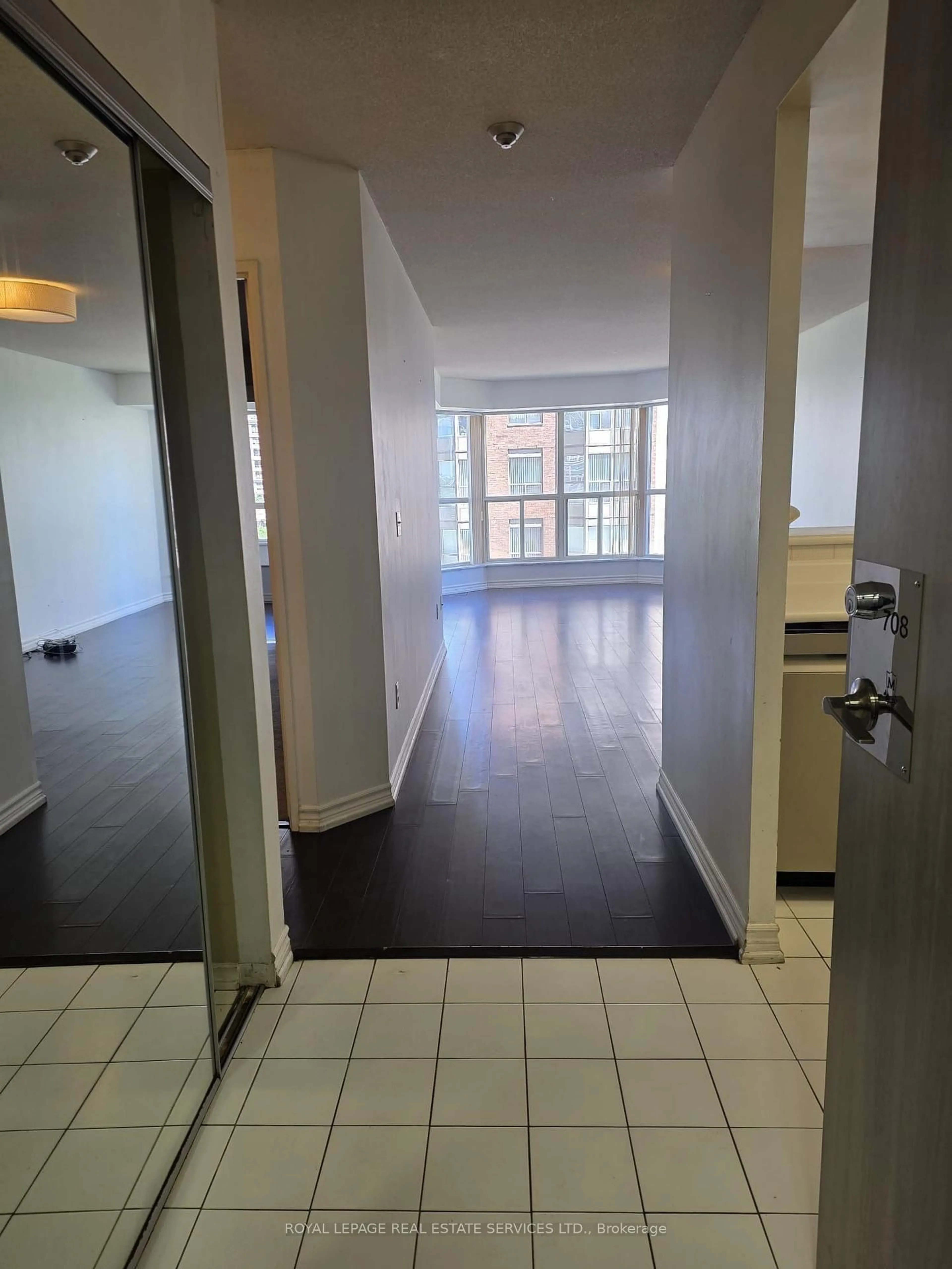 Indoor foyer for 335 Webb Dr #708, Mississauga Ontario L5B 4A1