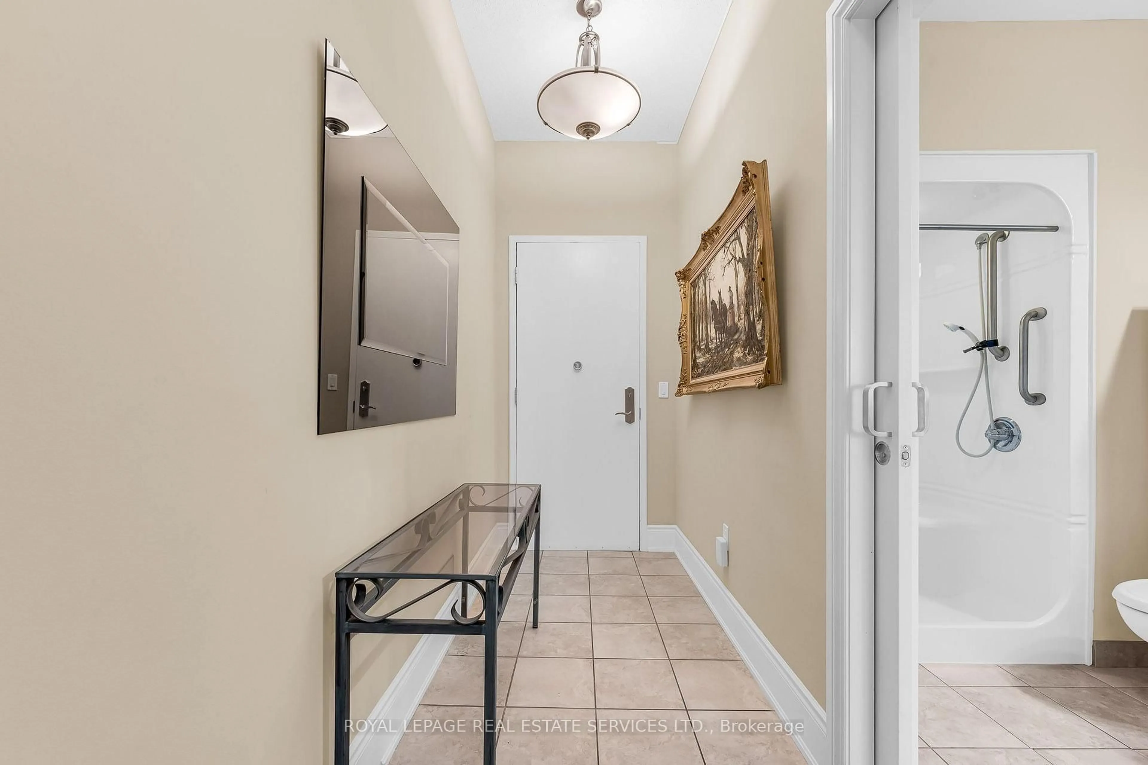 Indoor entryway for 1665 The Collegeway #2002, Mississauga Ontario L5L 0A9