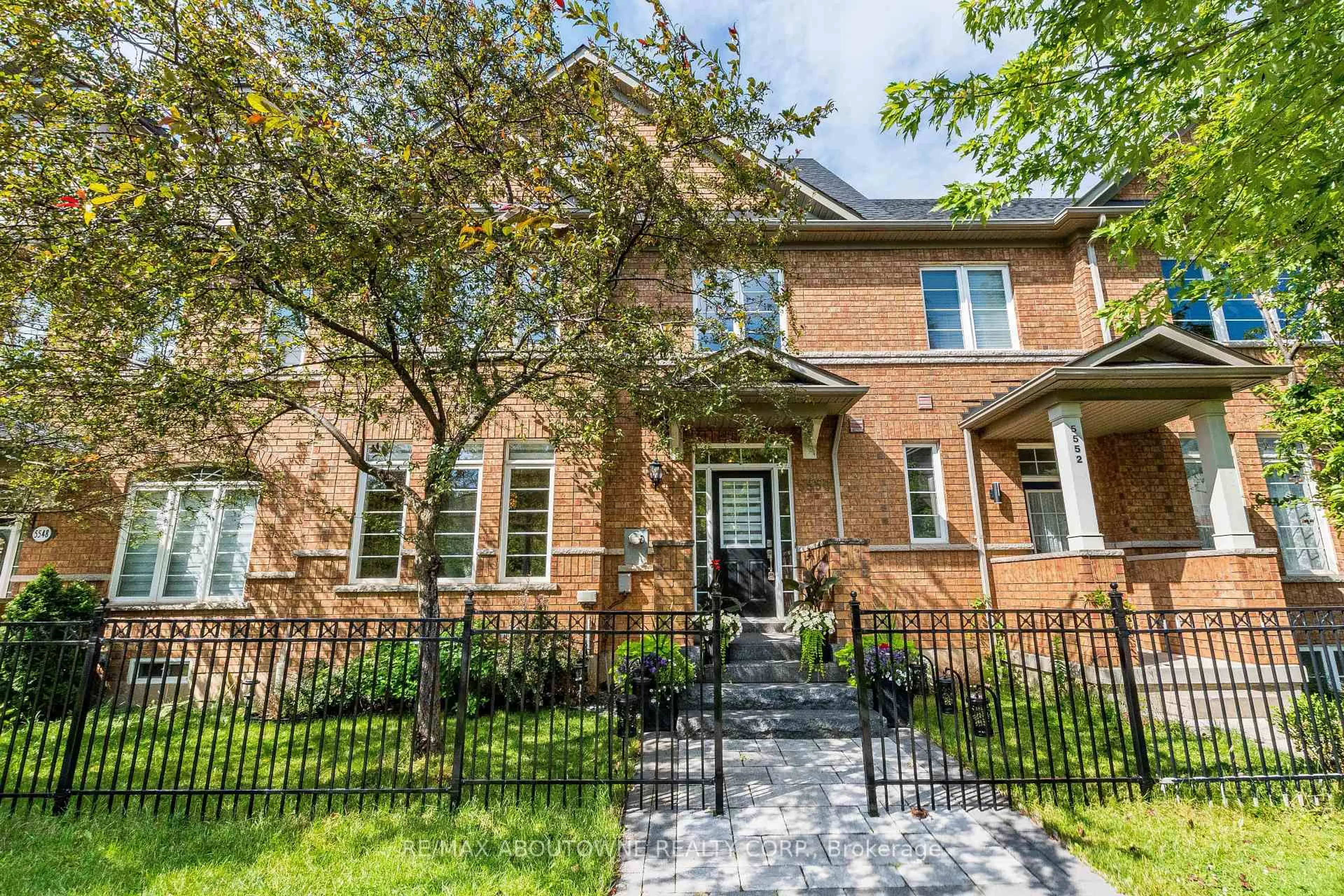 Home with brick exterior material, street for 5550 Tenth Line, Mississauga Ontario L5M 0G2