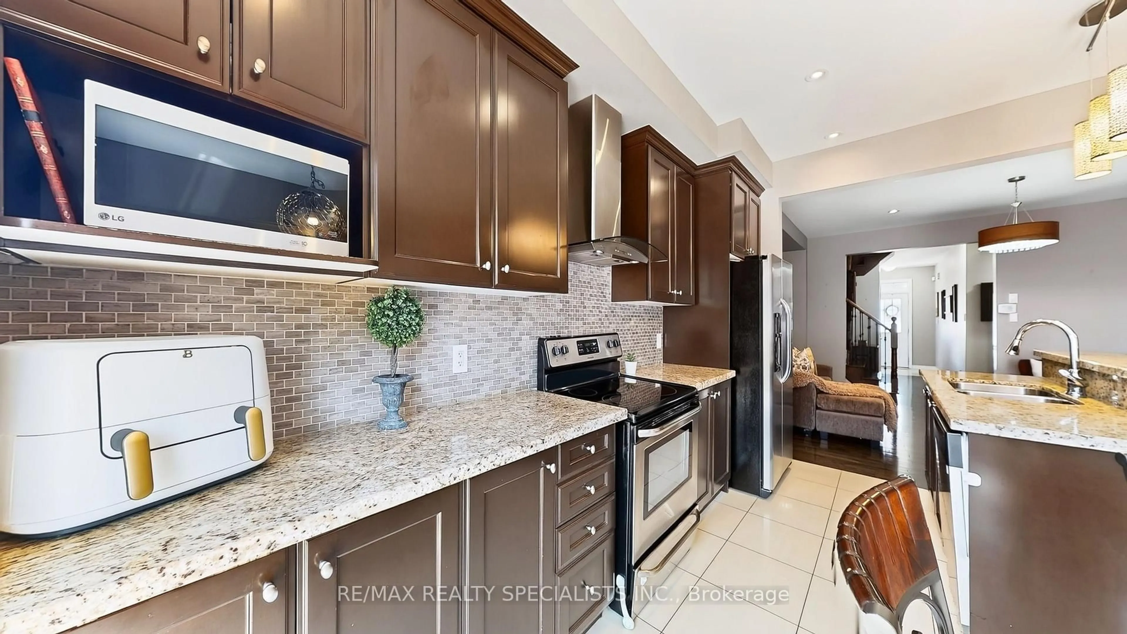 Open concept kitchen, ceramic/tile floor for 30 Pendulum Circ, Brampton Ontario L6R 3N6