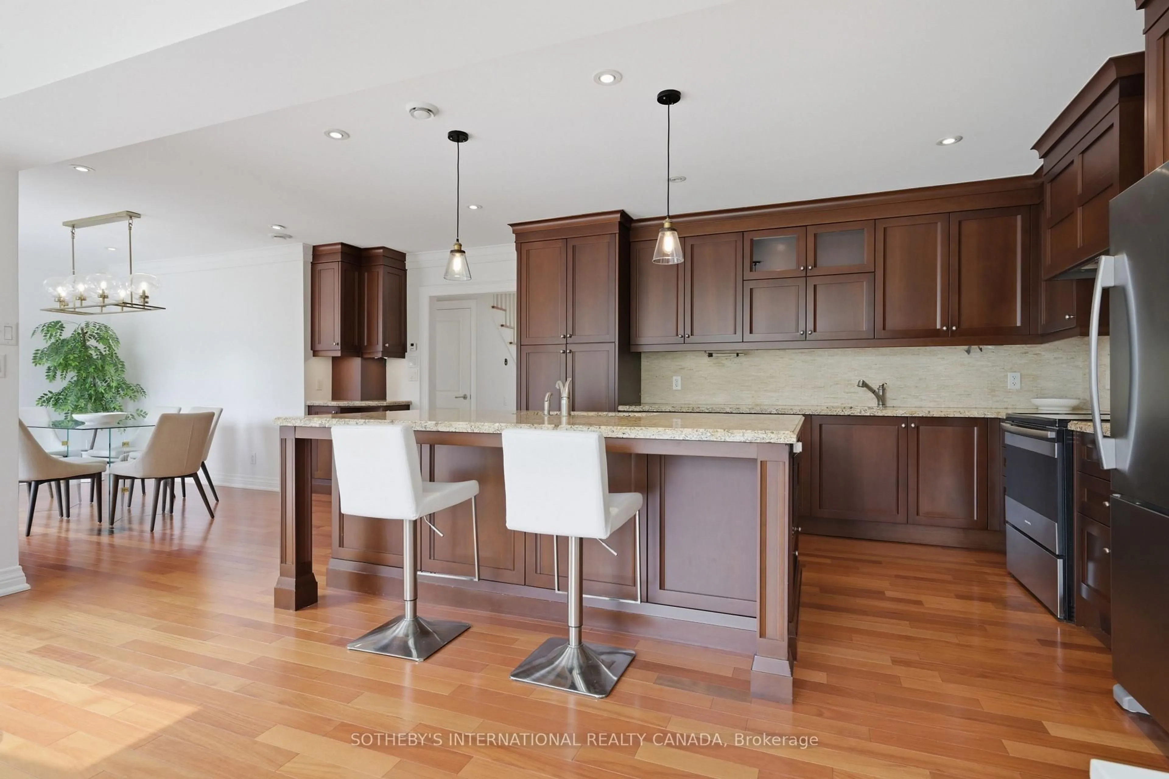 Open concept kitchen, wood/laminate floor for 69 Wanita Rd, Mississauga Ontario L5G 1B5